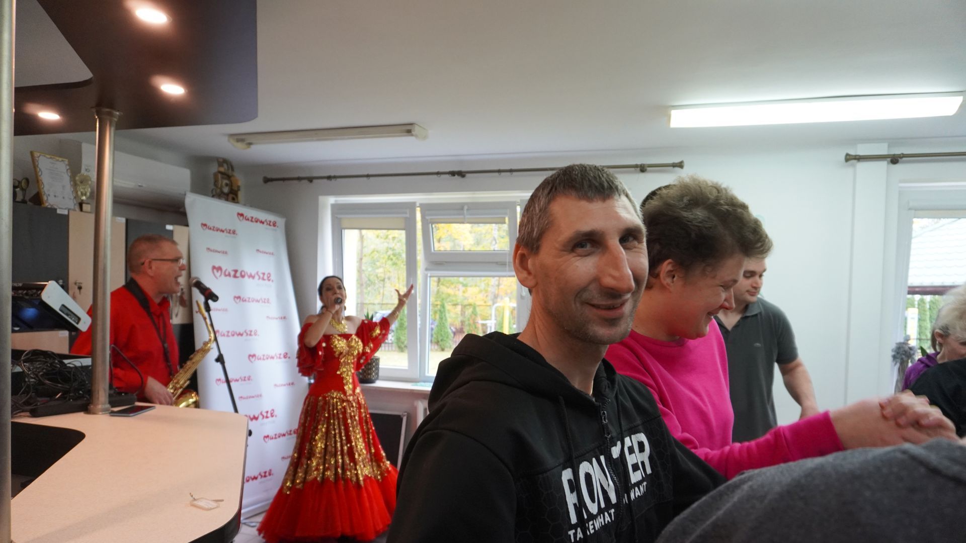 Uczestnicy podczas koncertu muzyki romskiej w wykonaniu Patrycji Runo i Marka Lesińskiego.