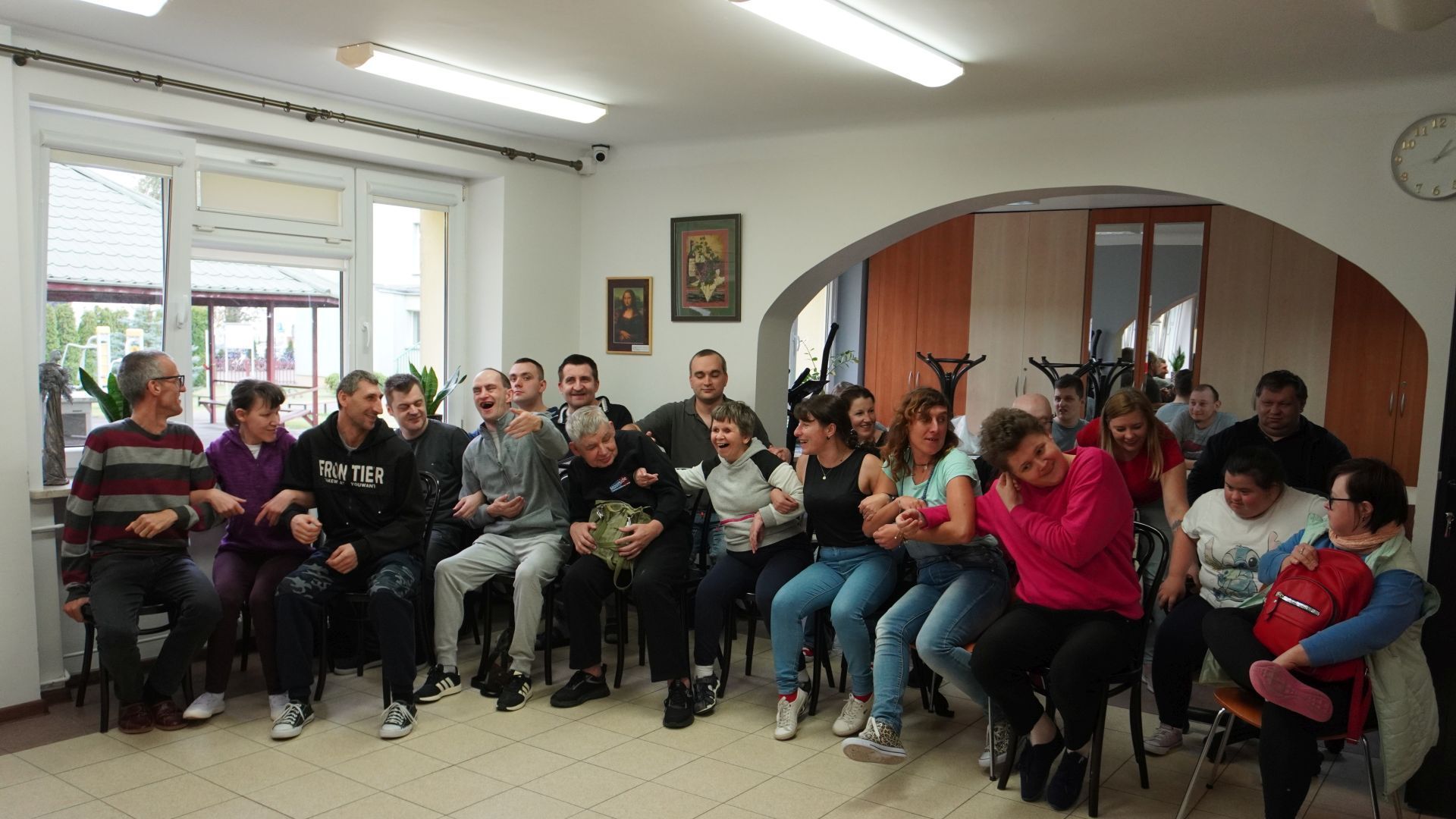 Uczestnicy kołyszą się podczas koncertu muzyki romskiej w wykonaniu Patrycji Runo i Marka Lesińskiego.