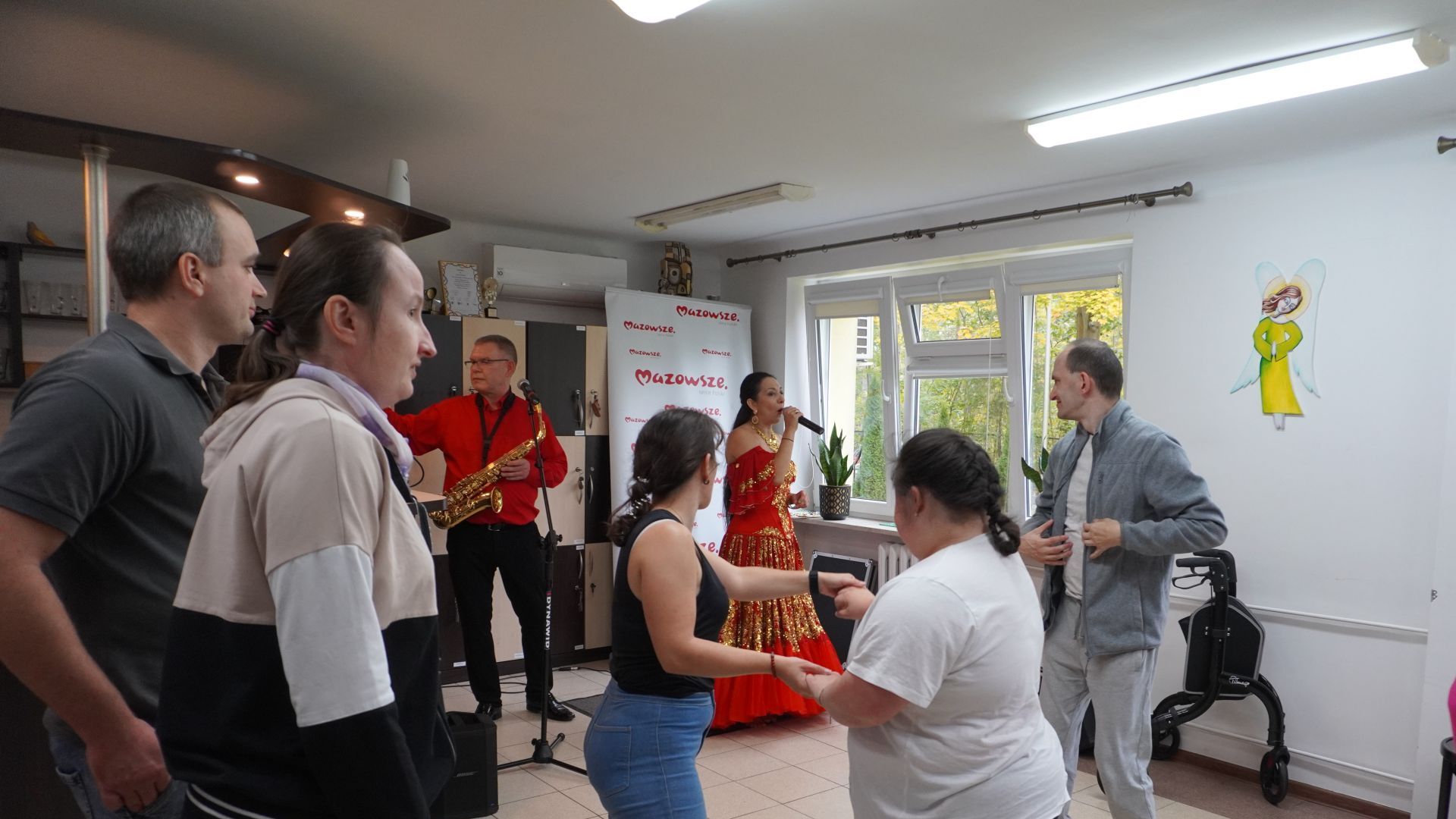Uczestnicy podczas koncertu muzyki romskiej w wykonaniu Patrycji Runo i Marka Lesińskiego.