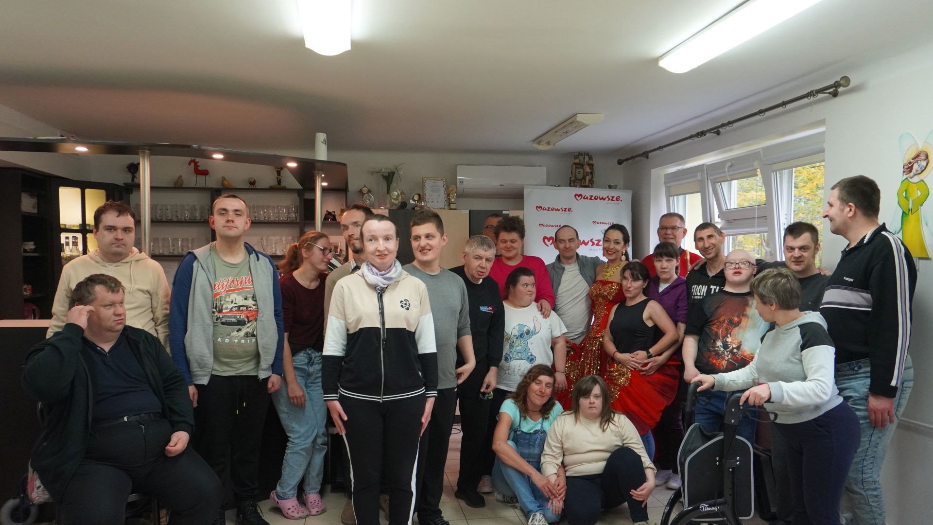 Zdjęcie grupowe uczestników PŚDS wraz artystami Patrycją Runo i Markiem Lesińskim.