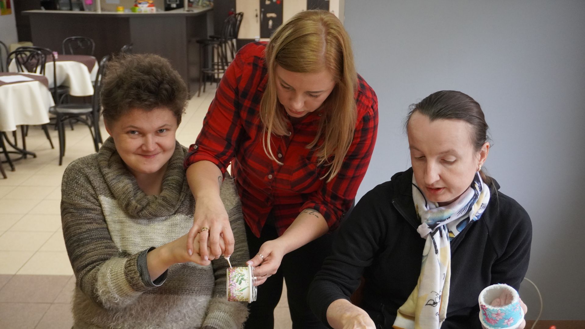 Uczestniczki naszego Domu w pomocą terapeuty przygotowują słoiczki na świece podczas warsztatów ''W świecie wosku i zapachów'' z uczniami z Zespołu Szkół Zawodowych nr 2 w Mińsku Mazowieckim. 