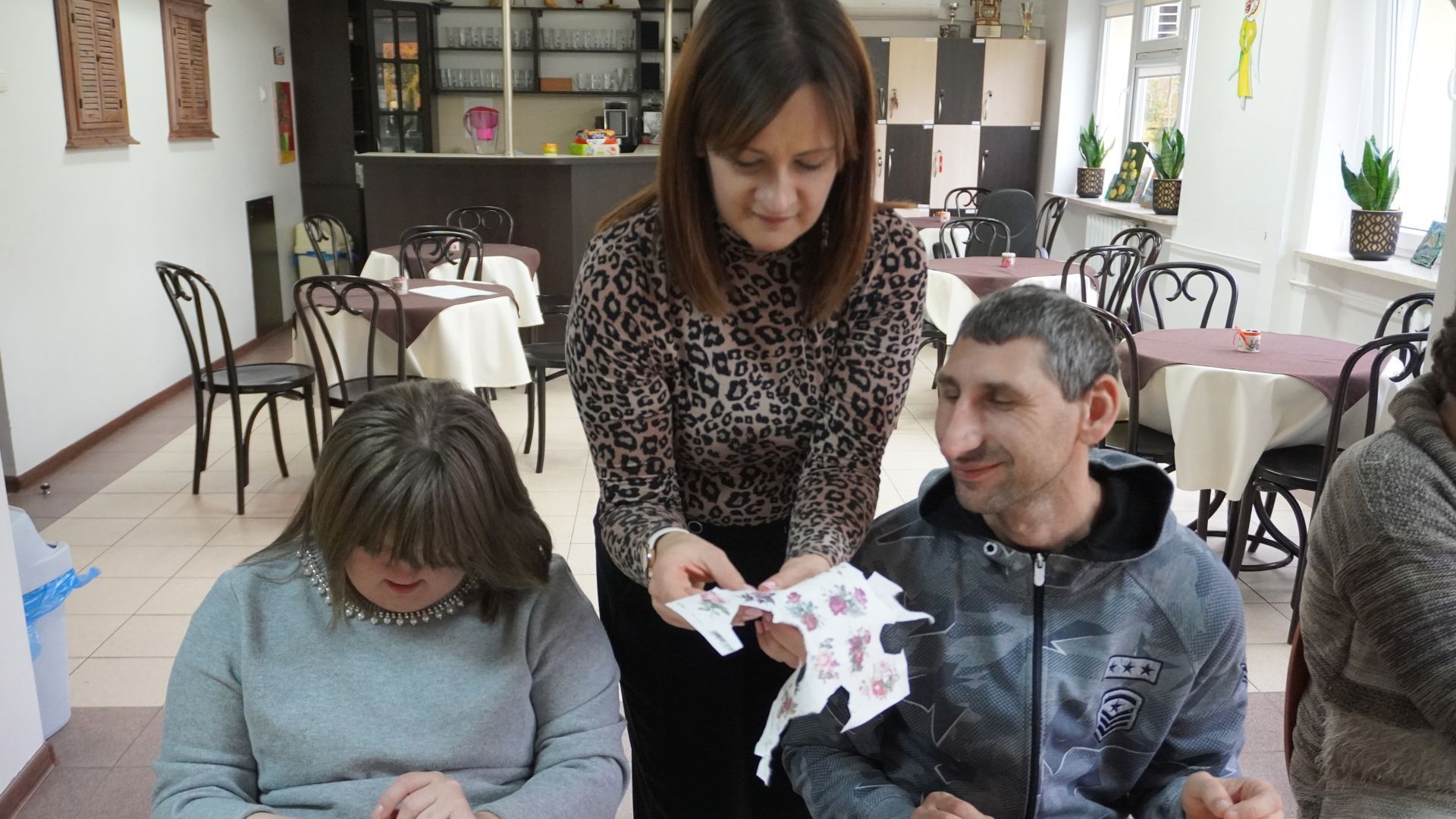 Uczestnicy naszego Domu w pomocą terapeuty przygotowują słoiczki na świece podczas warsztatów ''W świecie wosku i zapachów'' z uczniami z Zespołu Szkół Zawodowych nr 2 w Mińsku Mazowieckim. 
