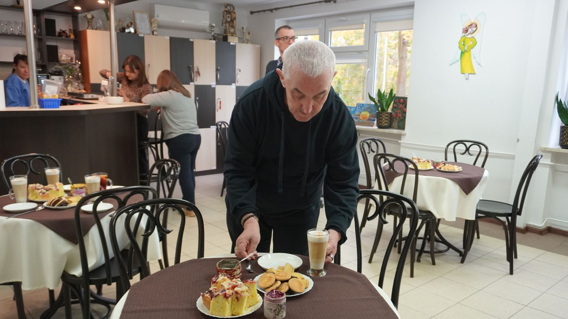 Uczestnik Tadeusz w trakcie szykowania poczęstunku w Art.-kawiarni podczas warsztatów ''W świecie wosku i zapachów'' z uczniami z Zespołu Szkół Zawodowych nr 2 w Mińsku Mazowieckim. 