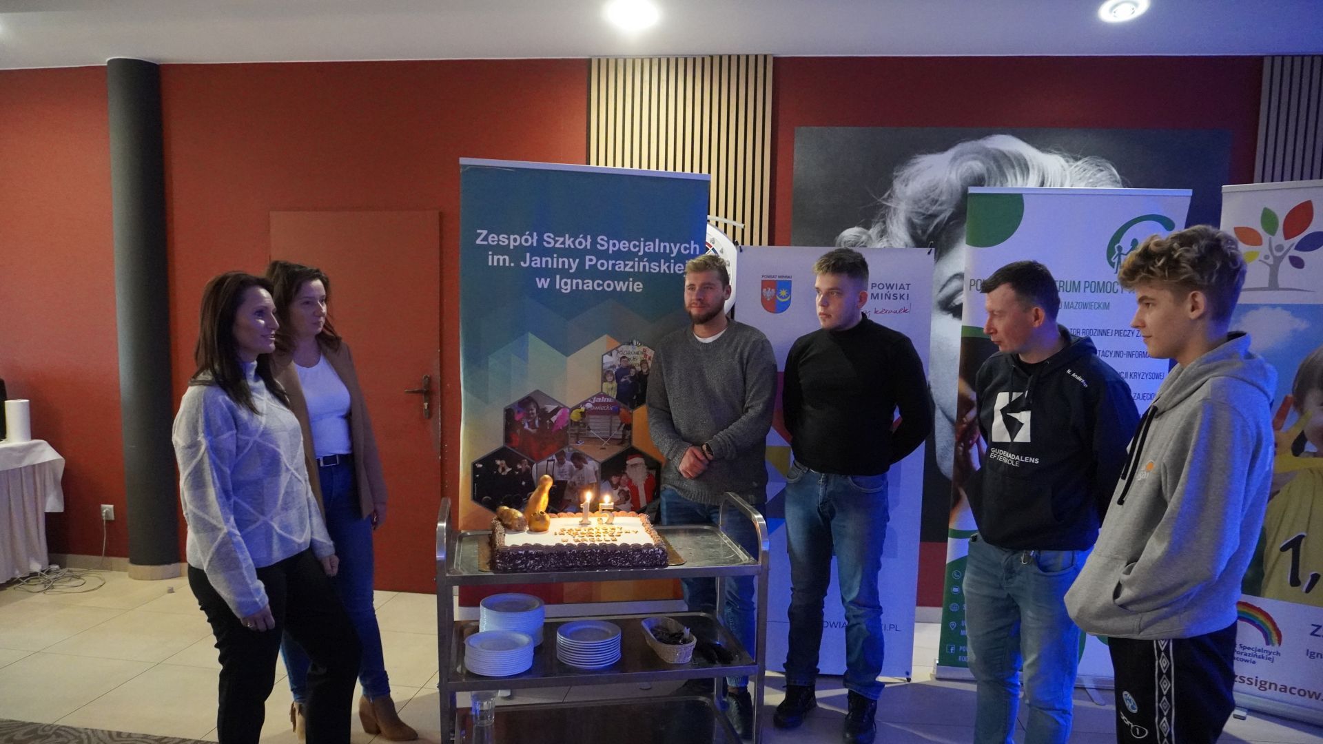 Przygotowanie do zdmuchnięcia świeczek na torcie z okazji XV Powiatowego Integracyjnego Turnieju w Kręgle.