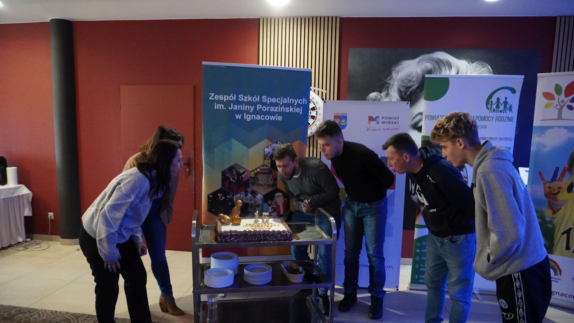 Wspólne zdmuchiwanie świeczek na torcie z okazji XV Powiatowego Integracyjnego Turnieju w Kręgle.