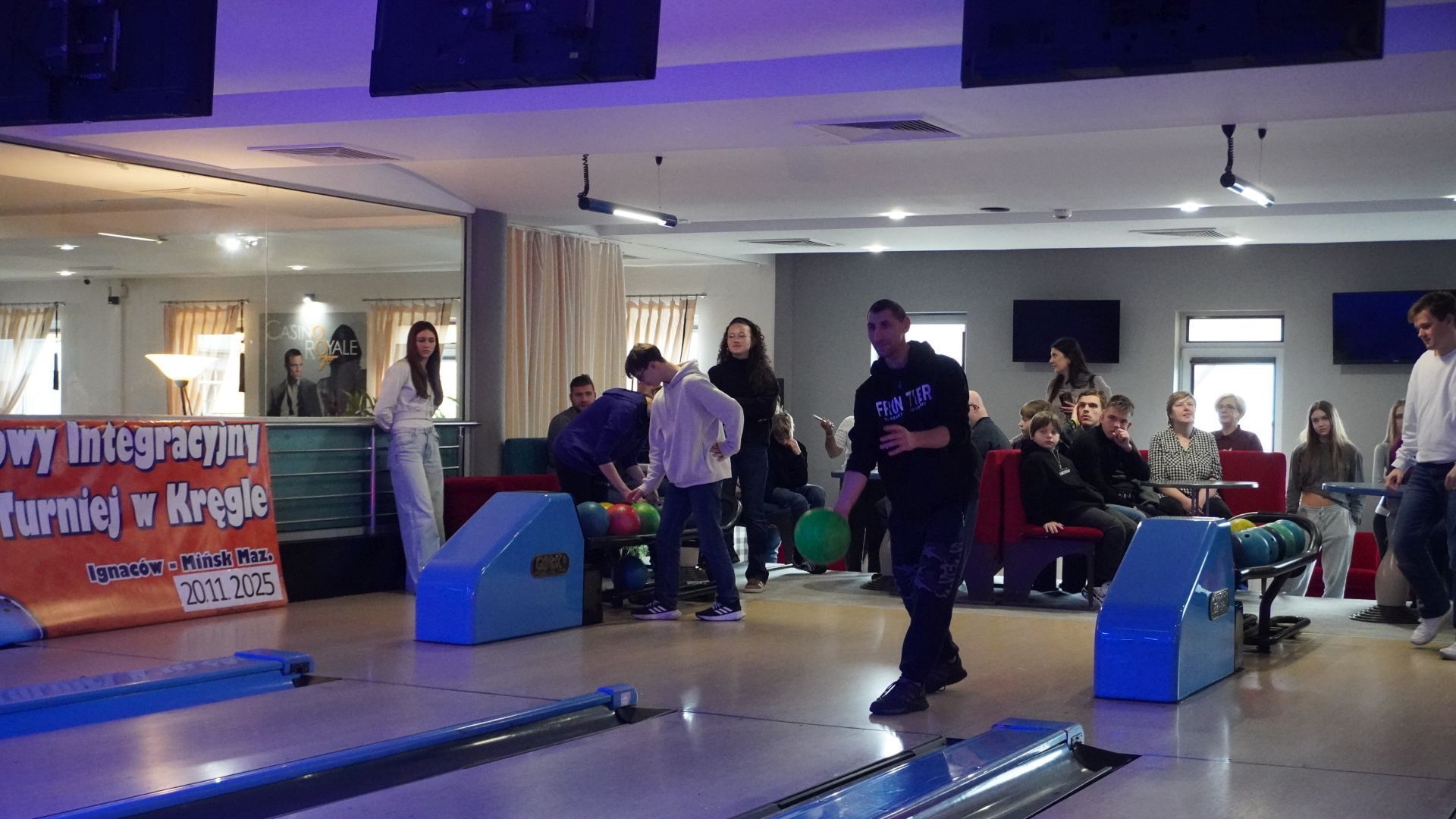 Uczestnik PŚDS Sebastian podczas gry w kręgle na XV Powiatowym Integracyjnym Turnieju w Kręgle.