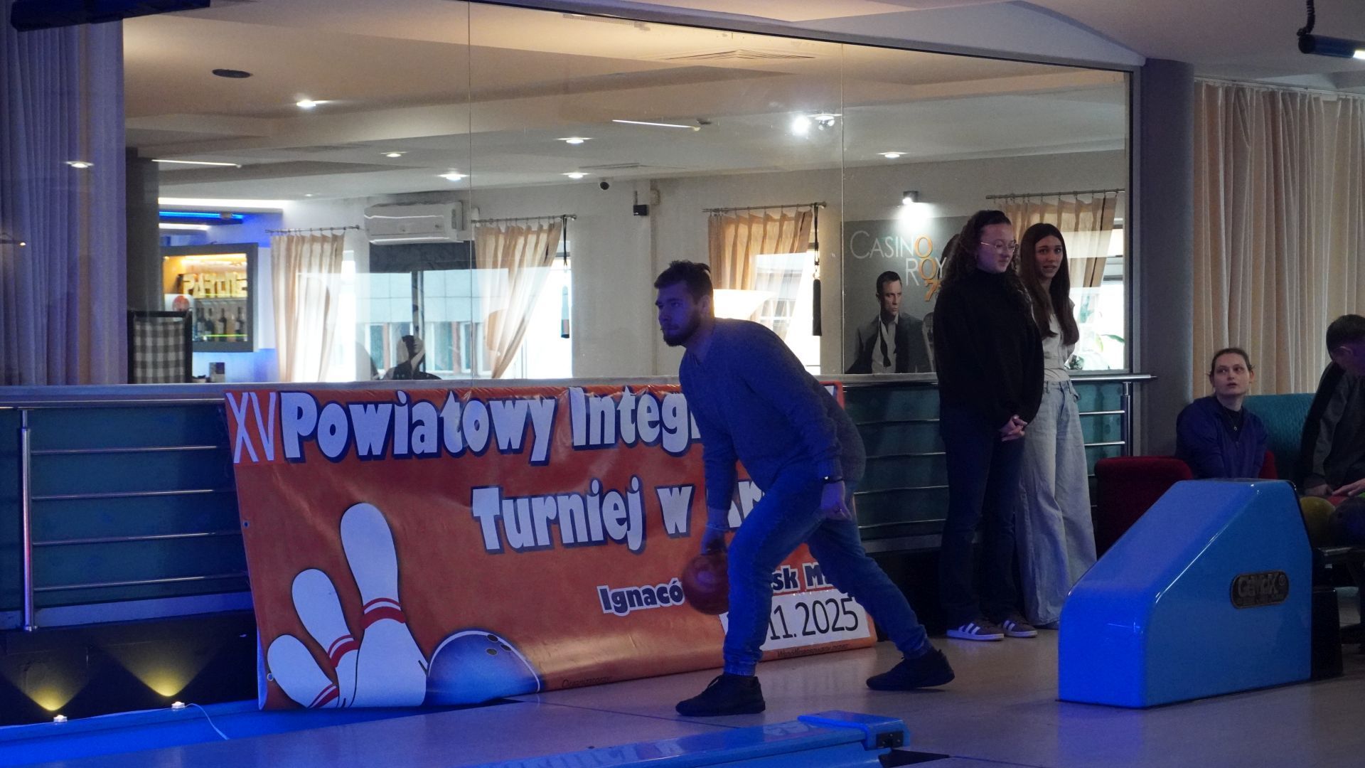 Uczestnik PŚDS Bartek podczas gry w kręgle na XV Powiatowym Integracyjnym Turnieju w Kręgle.