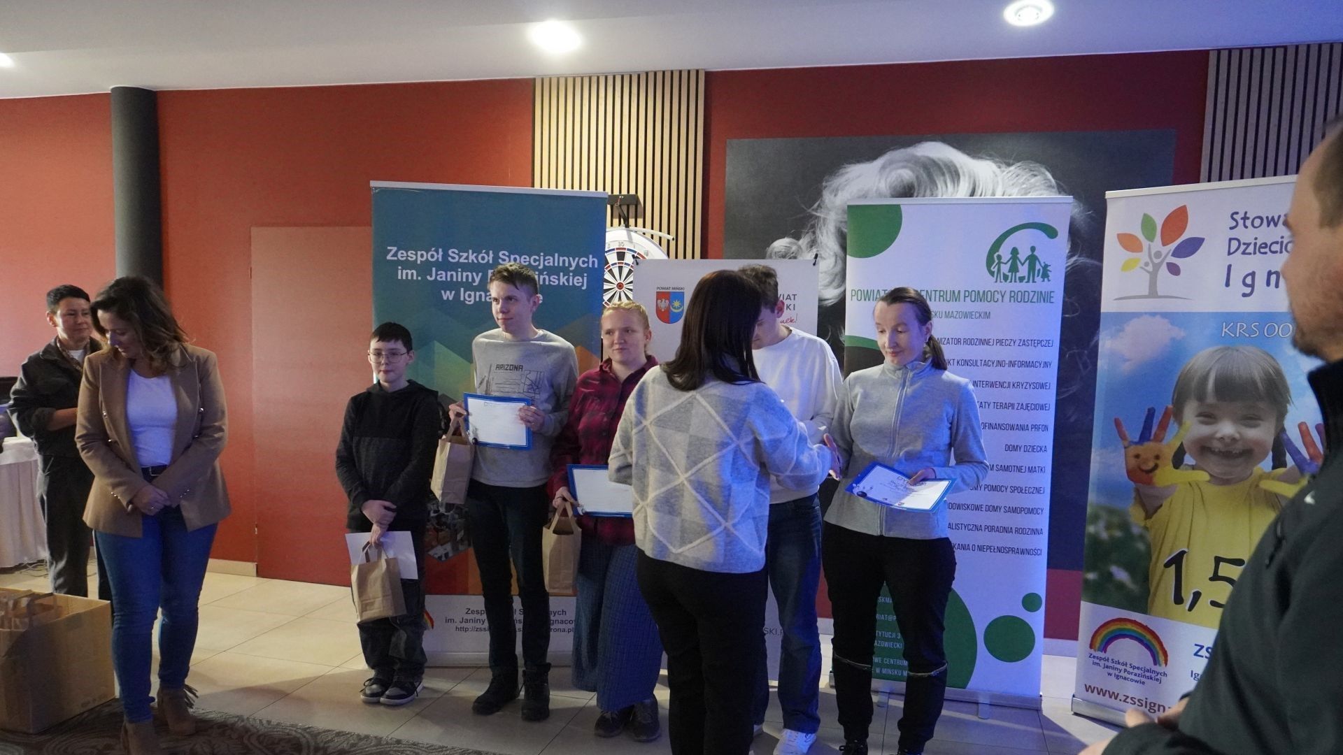 Wręczenie dyplomów i nagród podczas XV Powiatowego Integracyjnego Turnieju w Kręgle.