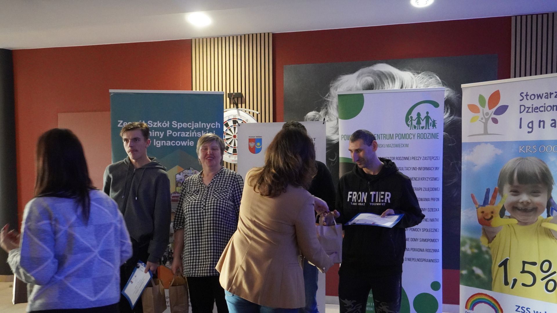 Wręczenie dyplomów i nagród podczas XV Powiatowego Integracyjnego Turnieju w Kręgle.