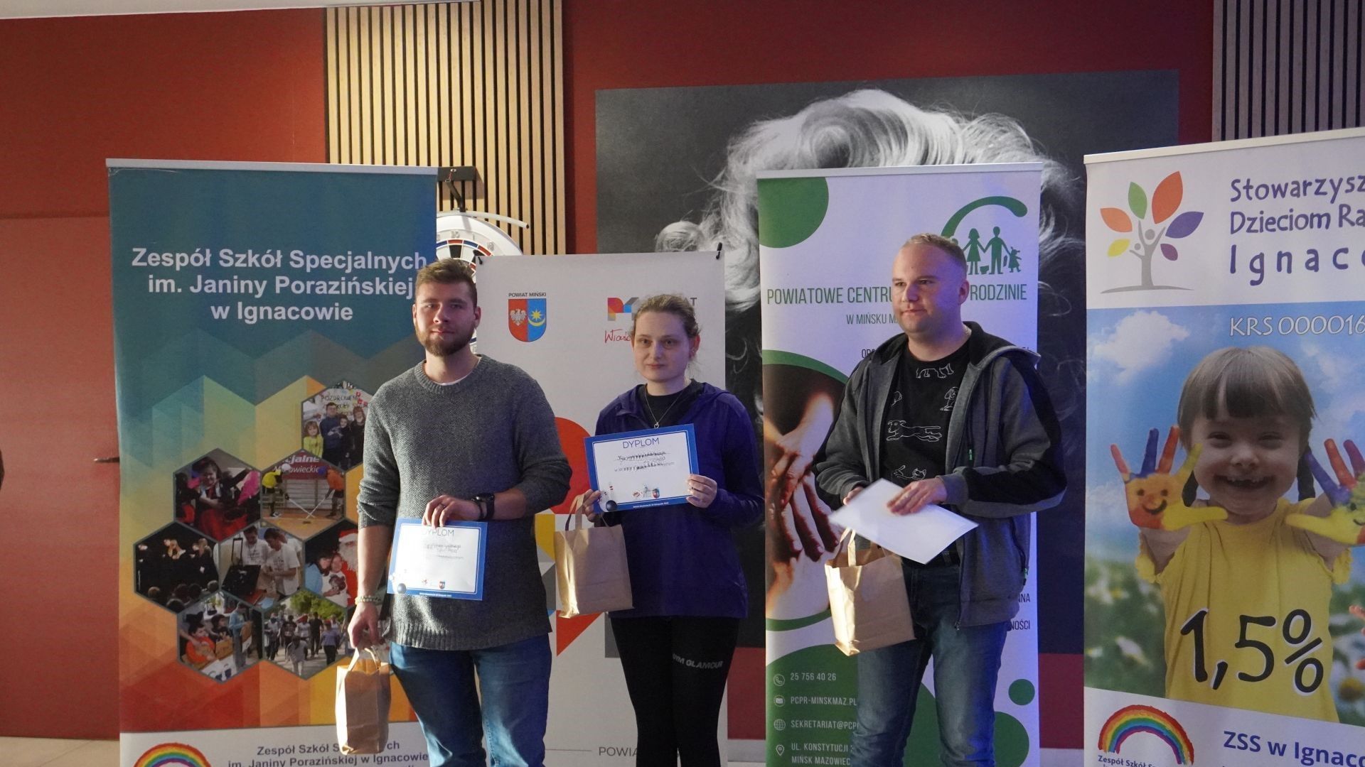 Wręczenie dyplomów i nagród podczas XV Powiatowego Integracyjnego Turnieju w Kręgle.