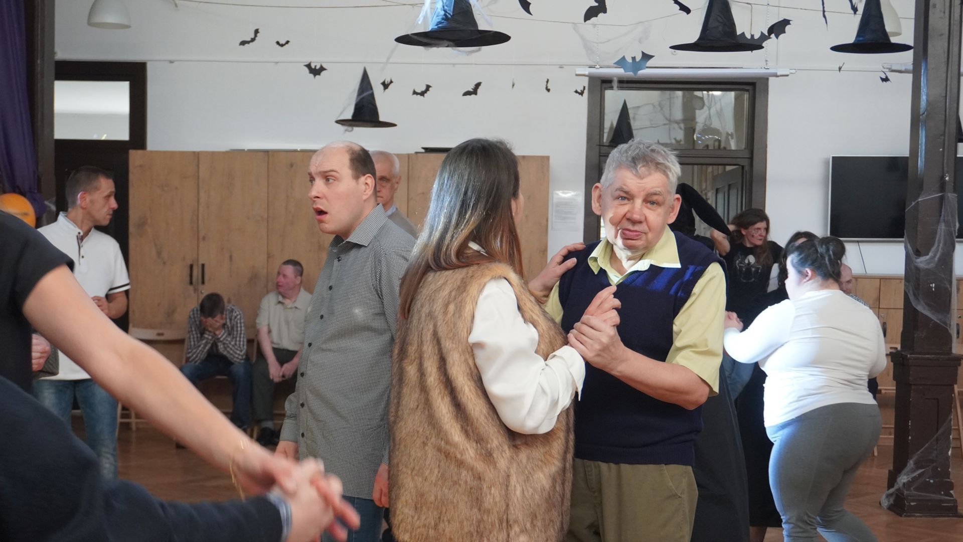 Uczestnik naszego Domu Sławomir tańczy z panią Iwoną podczas imprezy andrzejkowej w DPS ''Jedlina'' w Mieni.