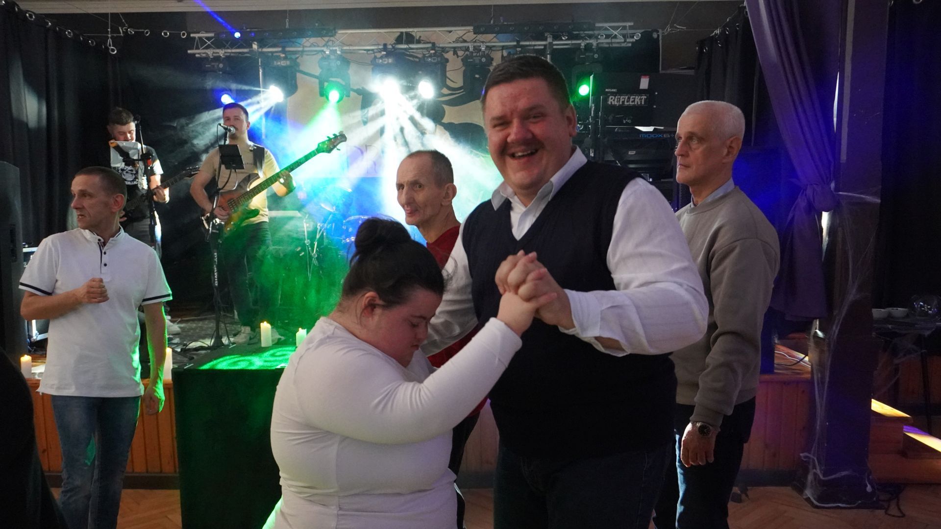 Uczestnicy naszego Domu Aleksandra i Damian T. tańczą podczas imprezy andrzejkowej w DPS ''Jedlina'' w Mieni.