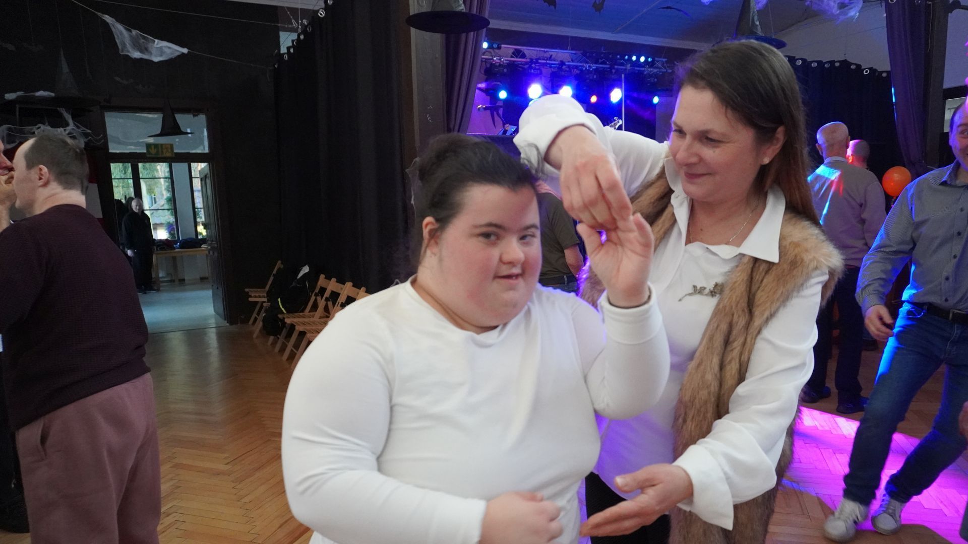 Uczestniczka naszego Domu Aleksandra tańczy z panią Iwoną podczas imprezy andrzejkowej w DPS ''Jedlina'' w Mieni.