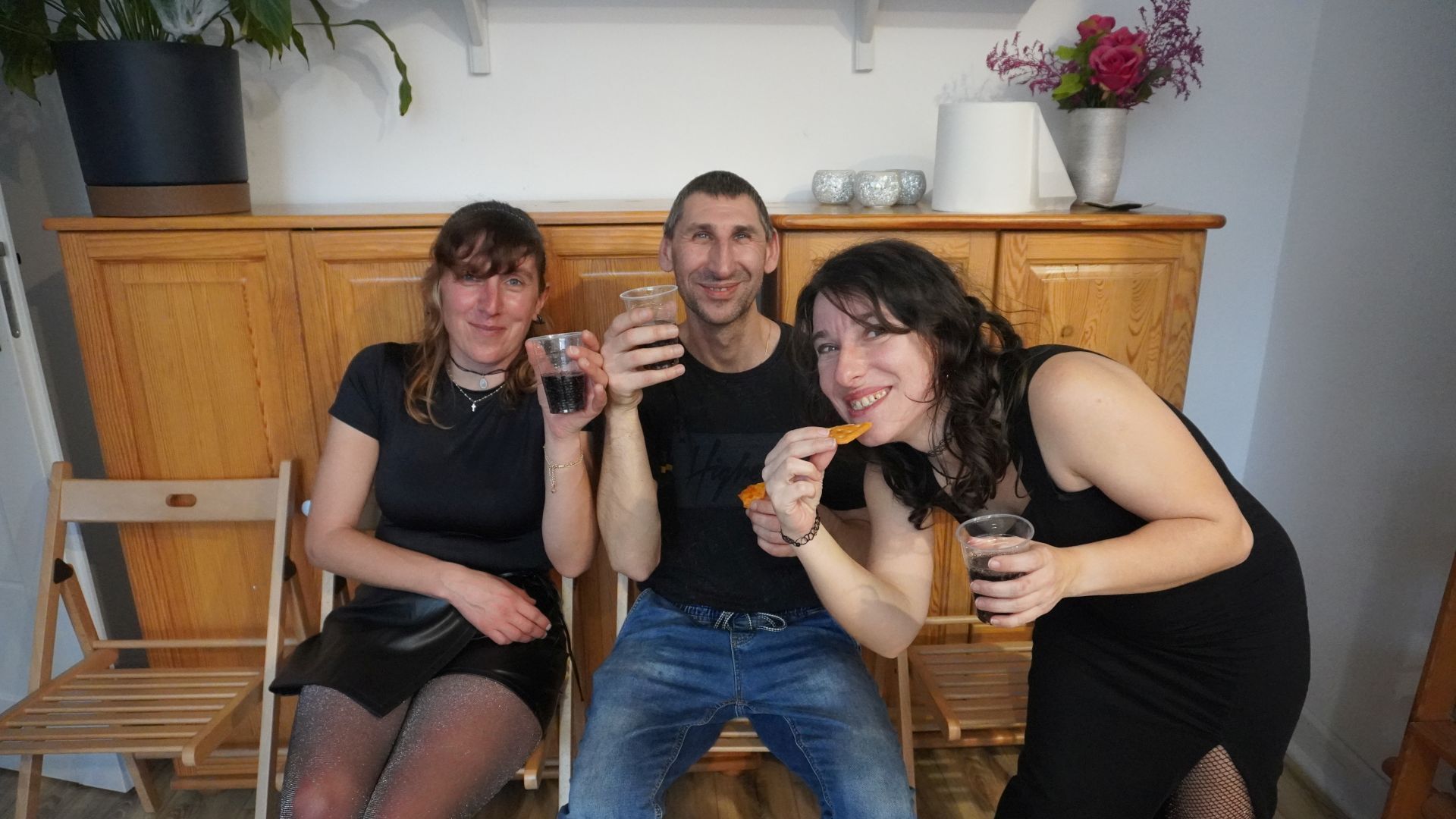 Uczestnicy naszego Domu podczas poczęstunku na imprezie andrzejkowej w DPS ''Jedlina'' w Mieni.