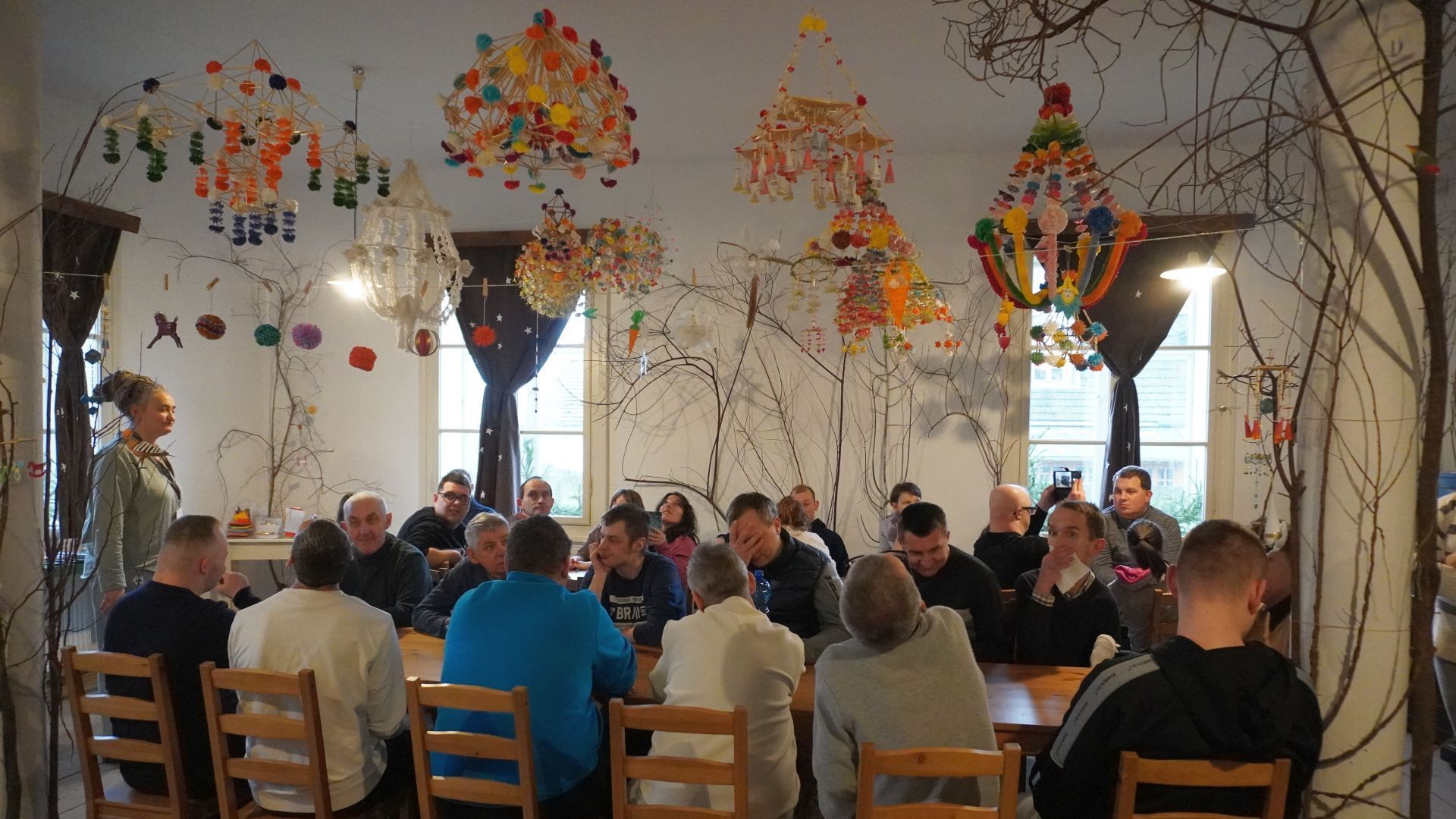 Uczestnicy naszego Domu podczas warsztatów wykonywania ozdób choinkowych w Muzeum Wsi Lubelskiej.