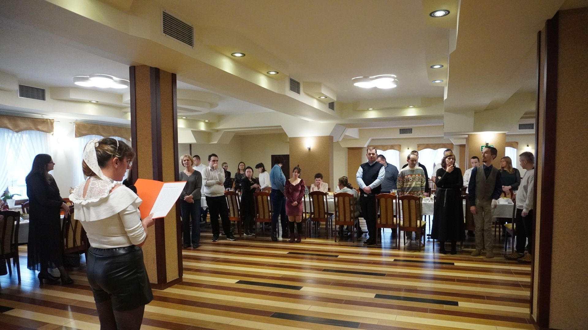 Uczestniczka PŚDS Agnieszka W. czyta fragment Ewangelii podczas spotkania opłatkowego 2025.