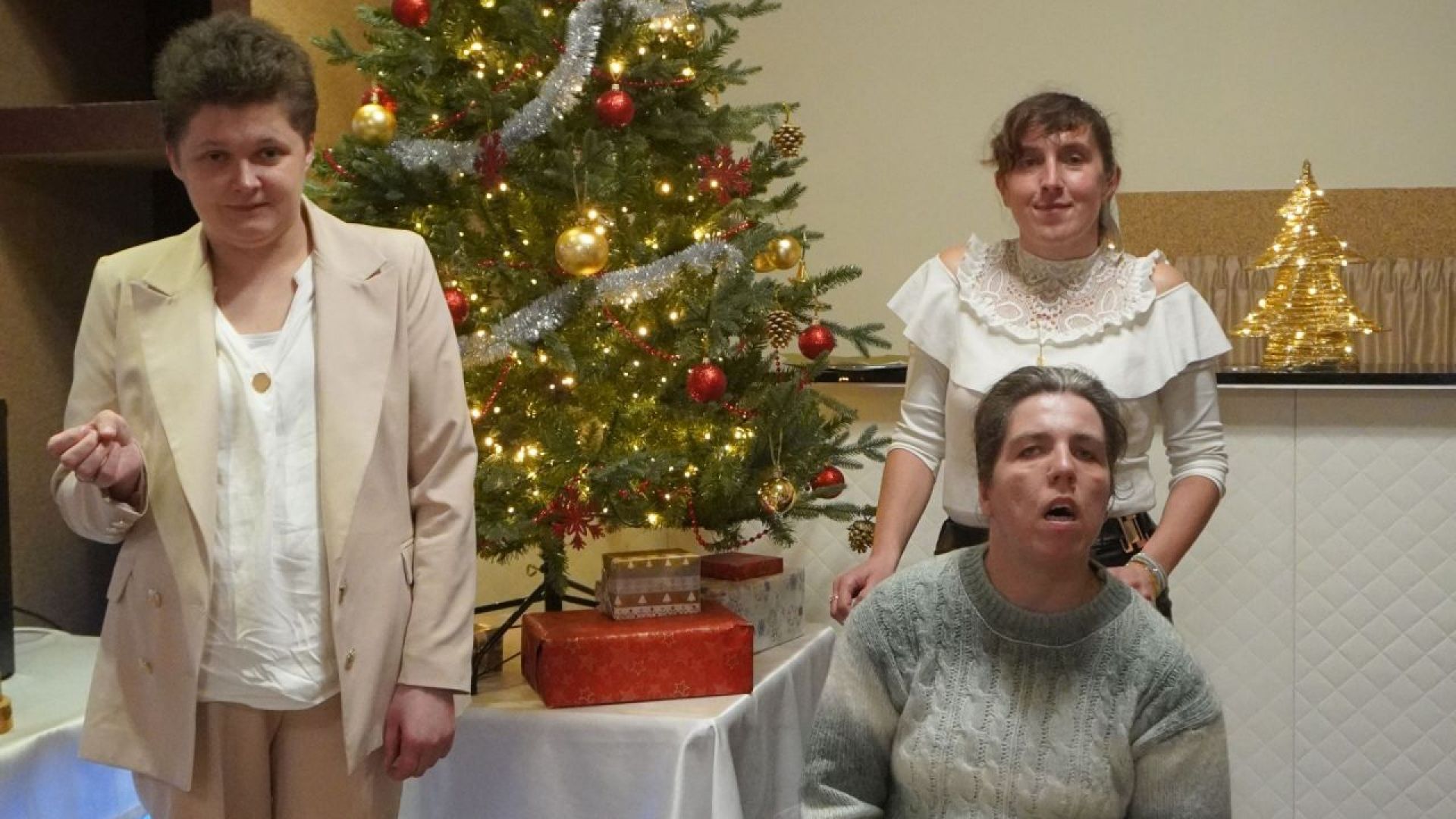 Zdjęcie uczestniczek PŚDS przy choince podczas spotkania opłatkowego 2025.