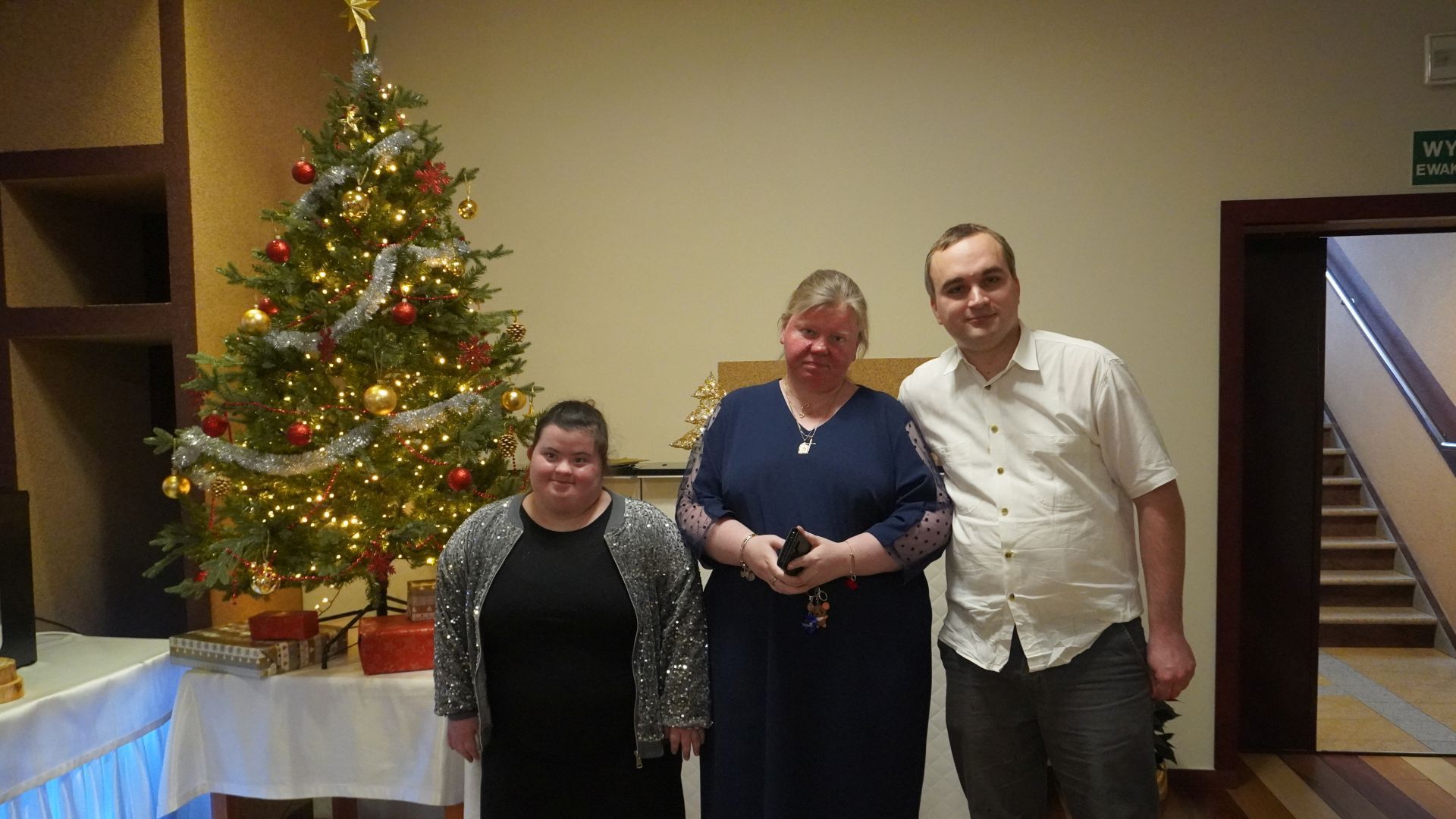 Zdjęcie uczestników PŚDS przy choince podczas spotkania opłatkowego 2025.