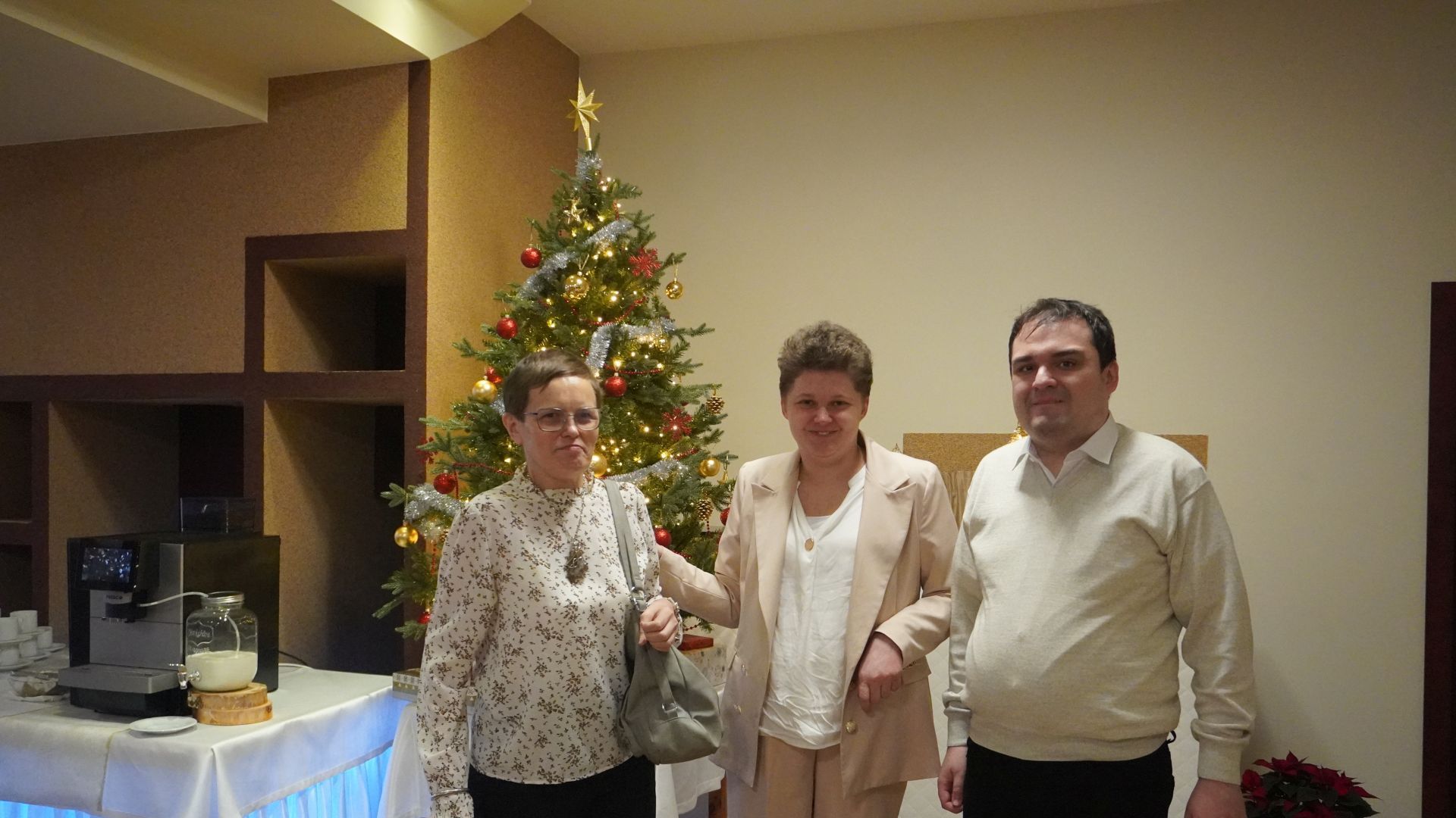 Zdjęcie uczestników PŚDS przy choince podczas spotkania opłatkowego 2025.