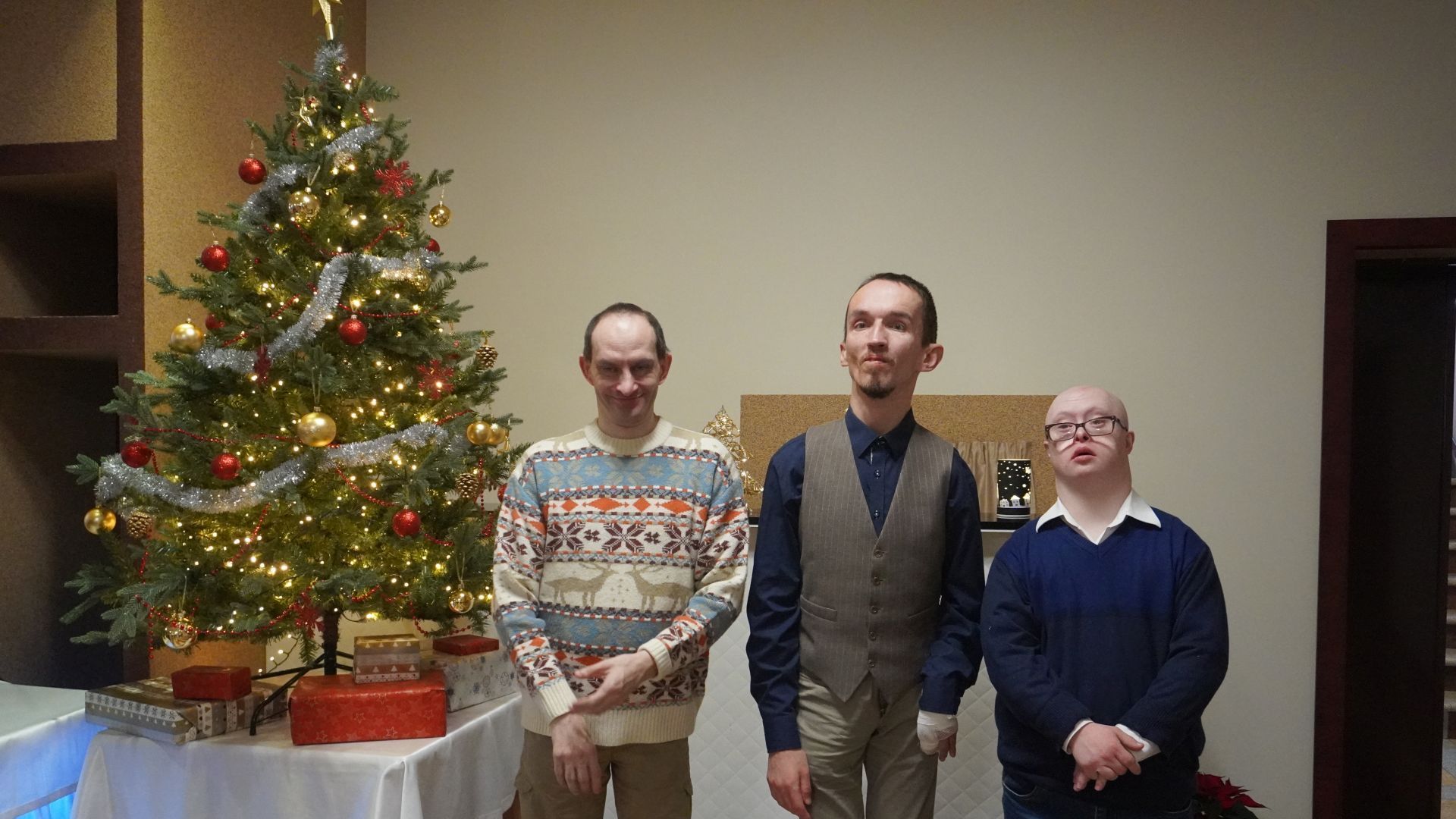 Uczestnicy PŚDS przy choince podczas spotkania opłatkowego 2025.