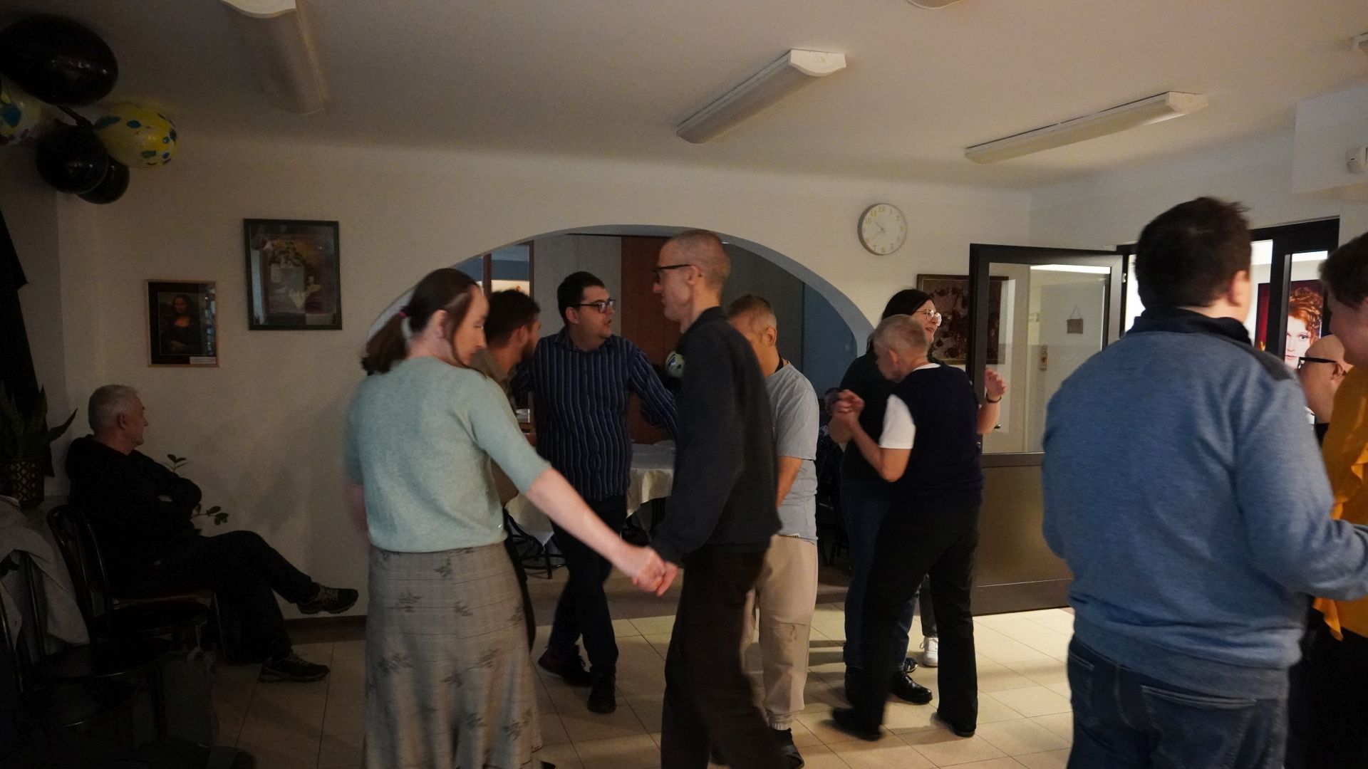 Uczestnik naszego Domu tańczą podczas imprezy andrzejkowej 2025.