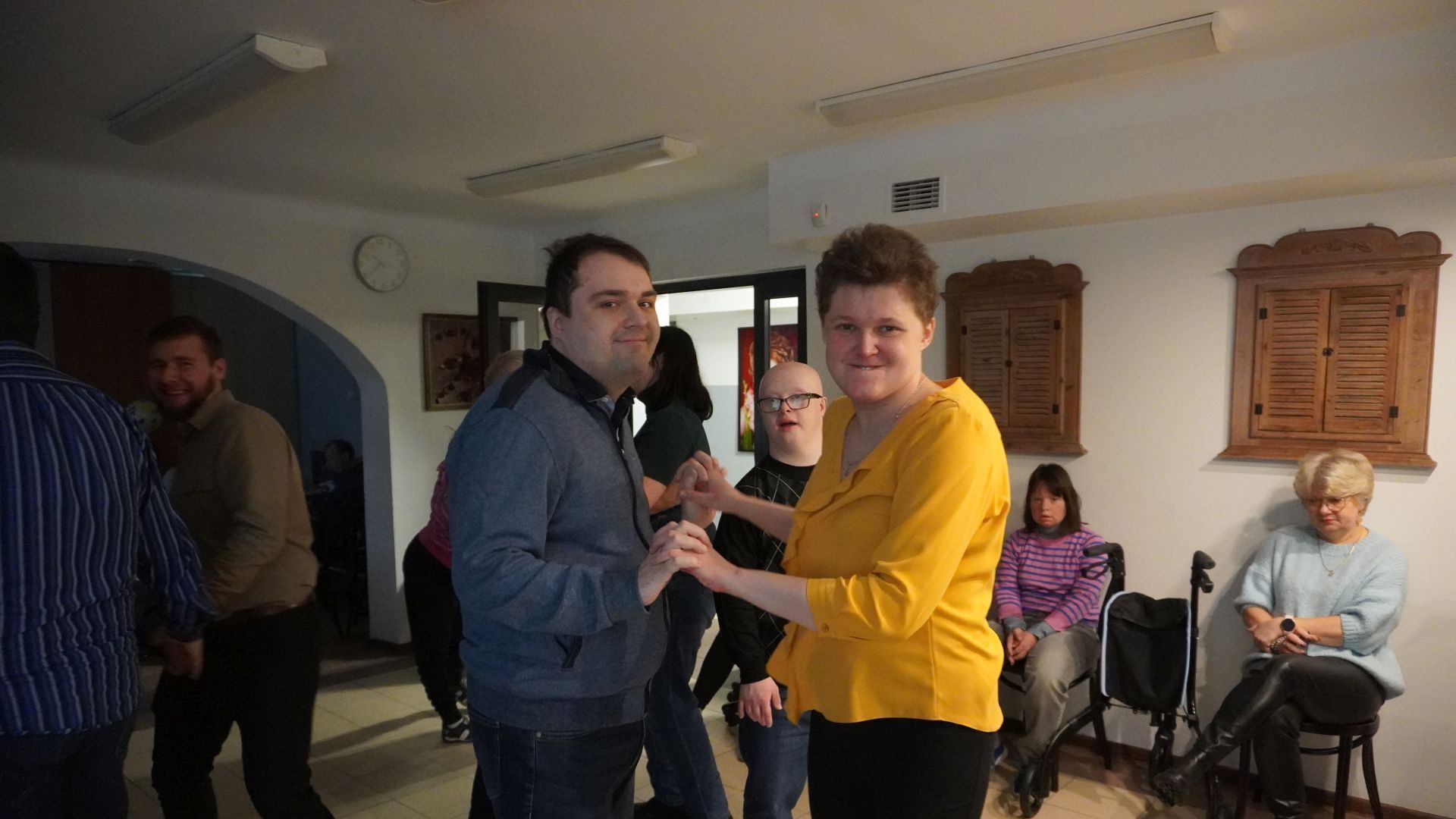 Uczestnik naszego Domu tańczą podczas imprezy andrzejkowej 2025.