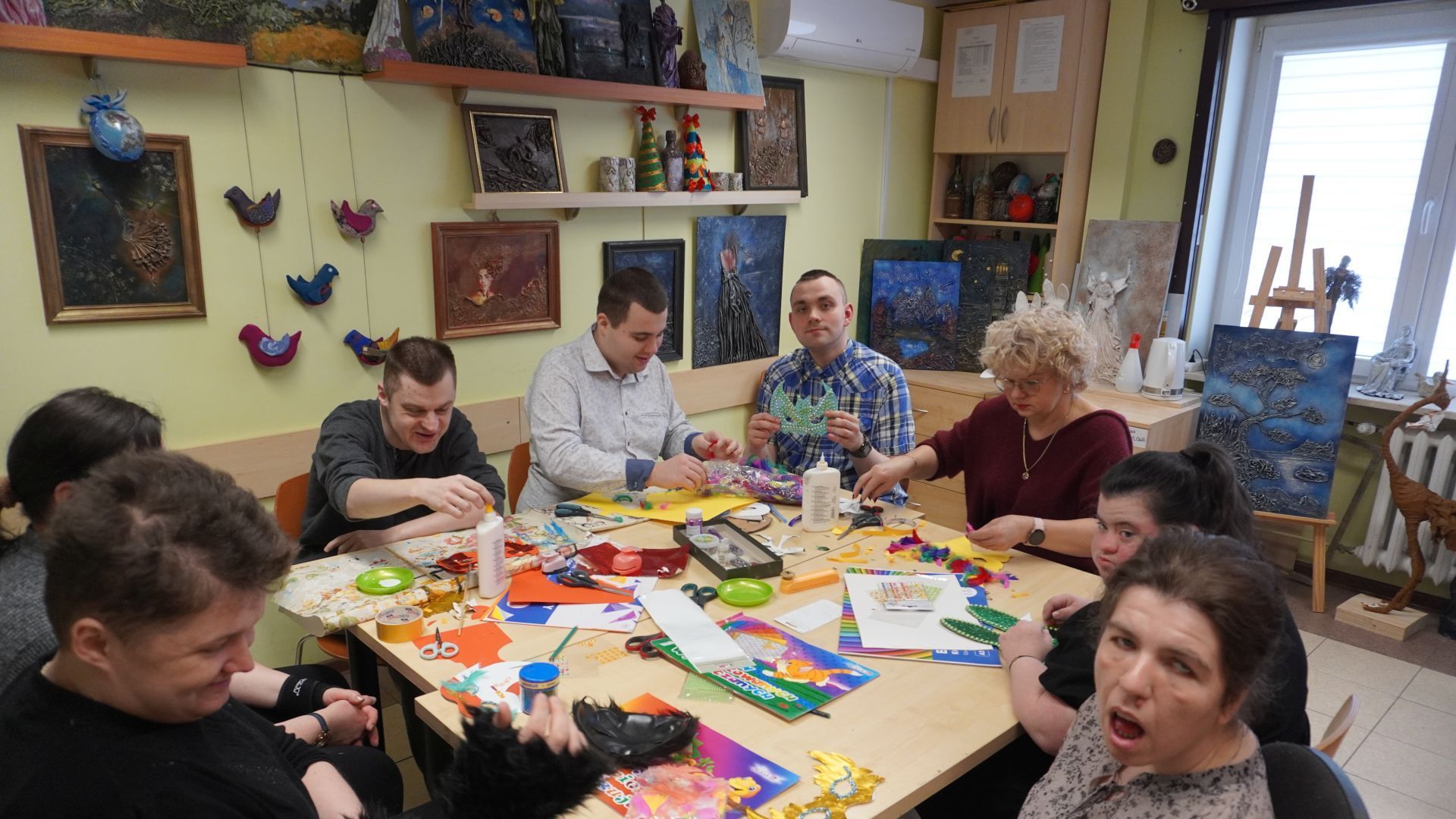 Uczestnicy robią maski karnawałowe na bal.