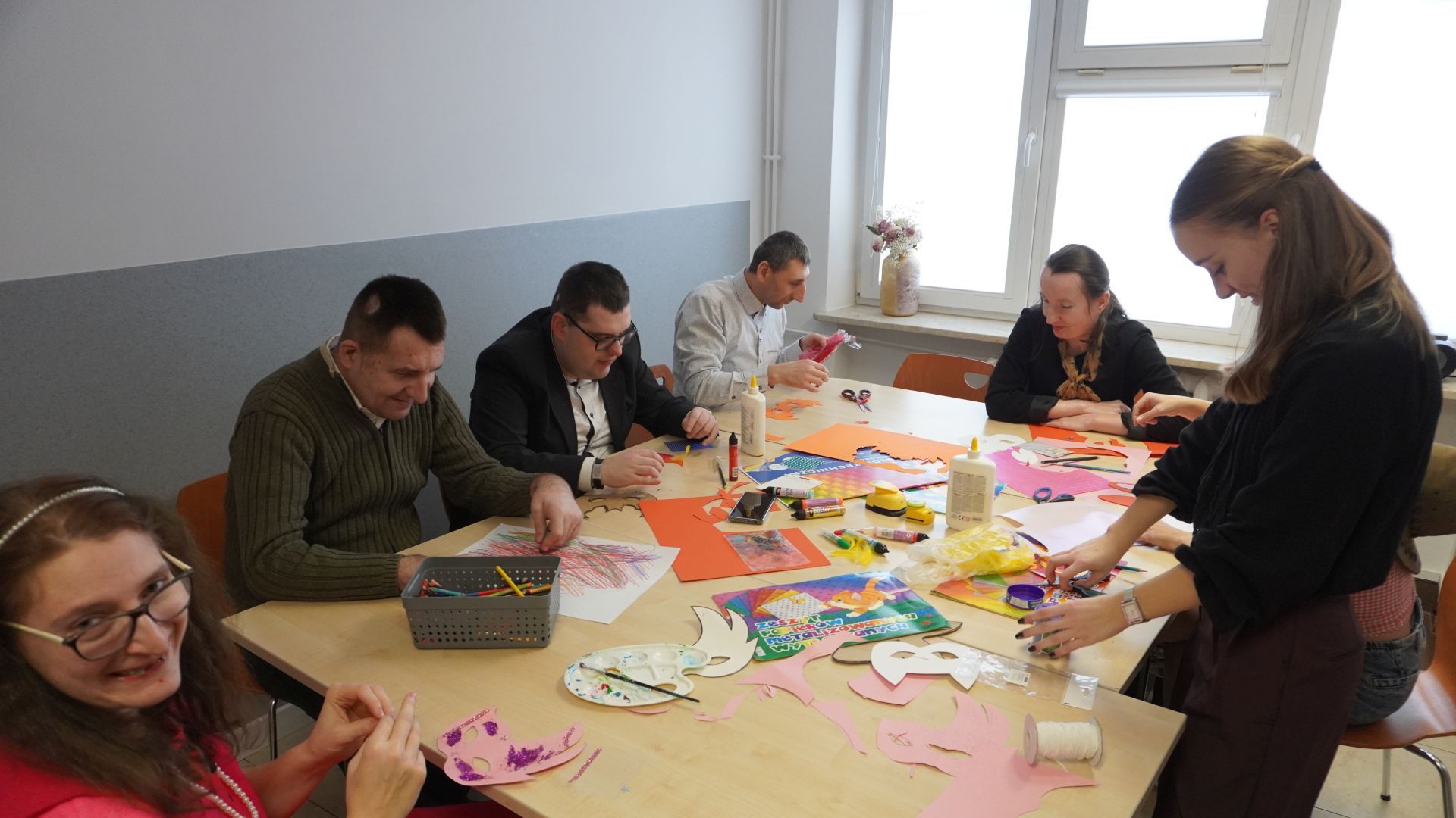 Uczestnicy robią maski karnawałowe na bal.