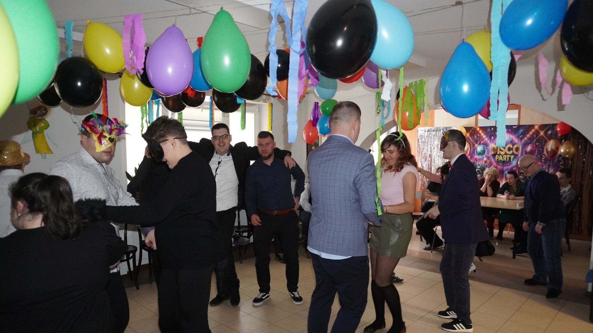 Uczestnicy tańczą podczas balu karnawałowego.