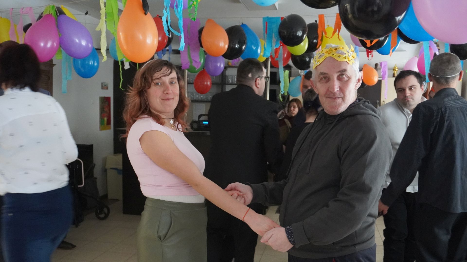 Uczestnicy Agnieszka W. i Tadeusz tańczą w parze podczas balu karnawałowego.