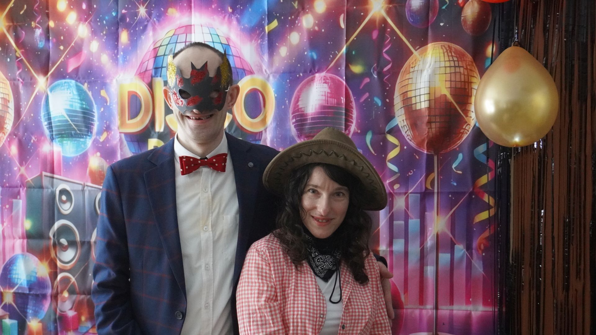 Uczestnicy Paweł W. i Justyna K pozują razem na ściance zdjęciowej podczas balu karnawałowego. 