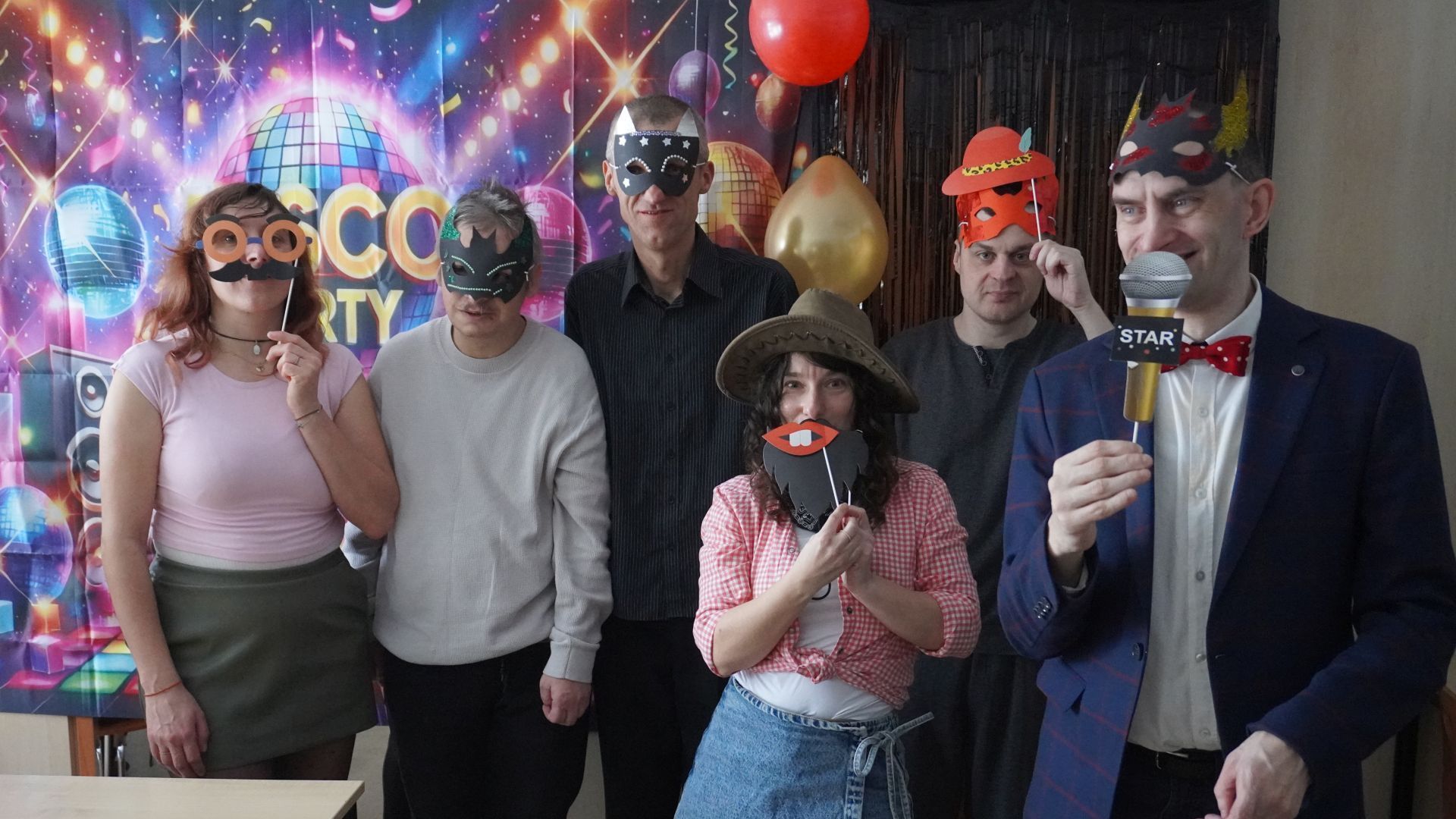 Zdjęcie grupowe uczestników podczas balu karnawałowego.