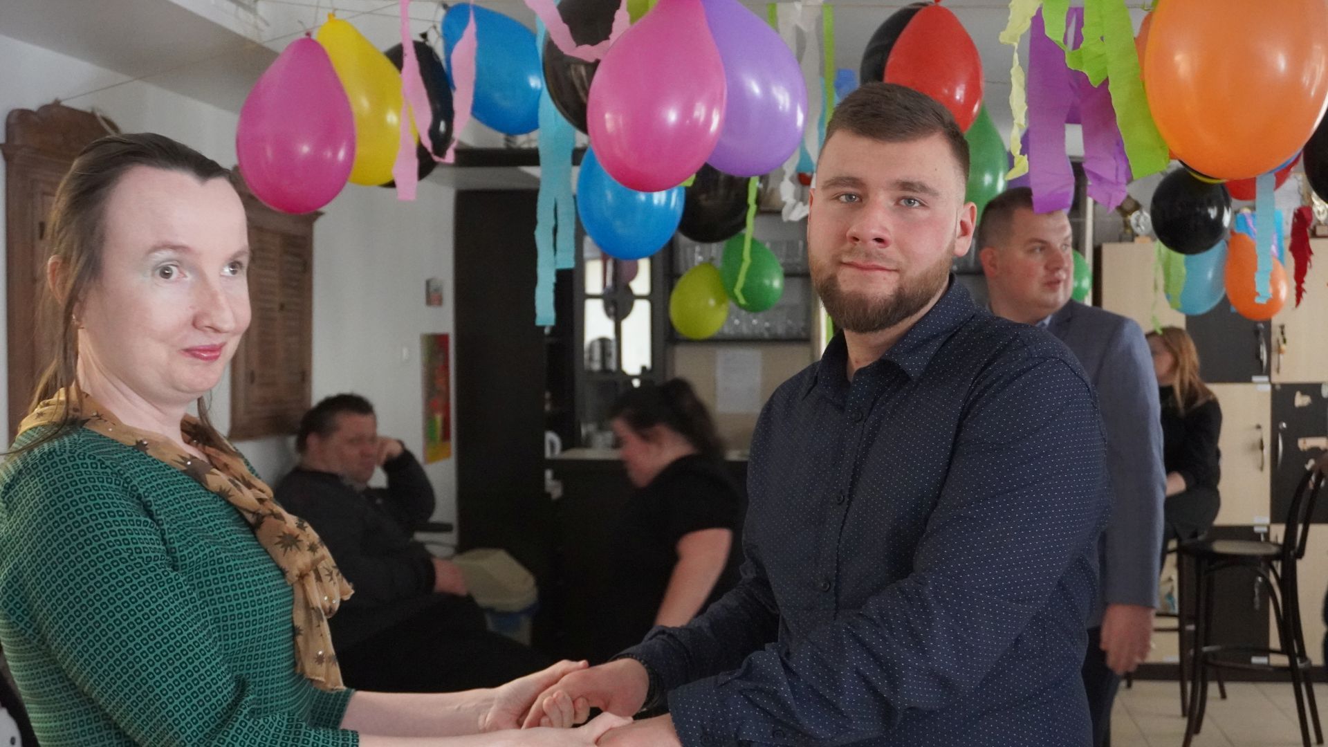 Uczestnicy Bartek i Ania Cz. tańczą w parze podczas balu karnawałowego. 