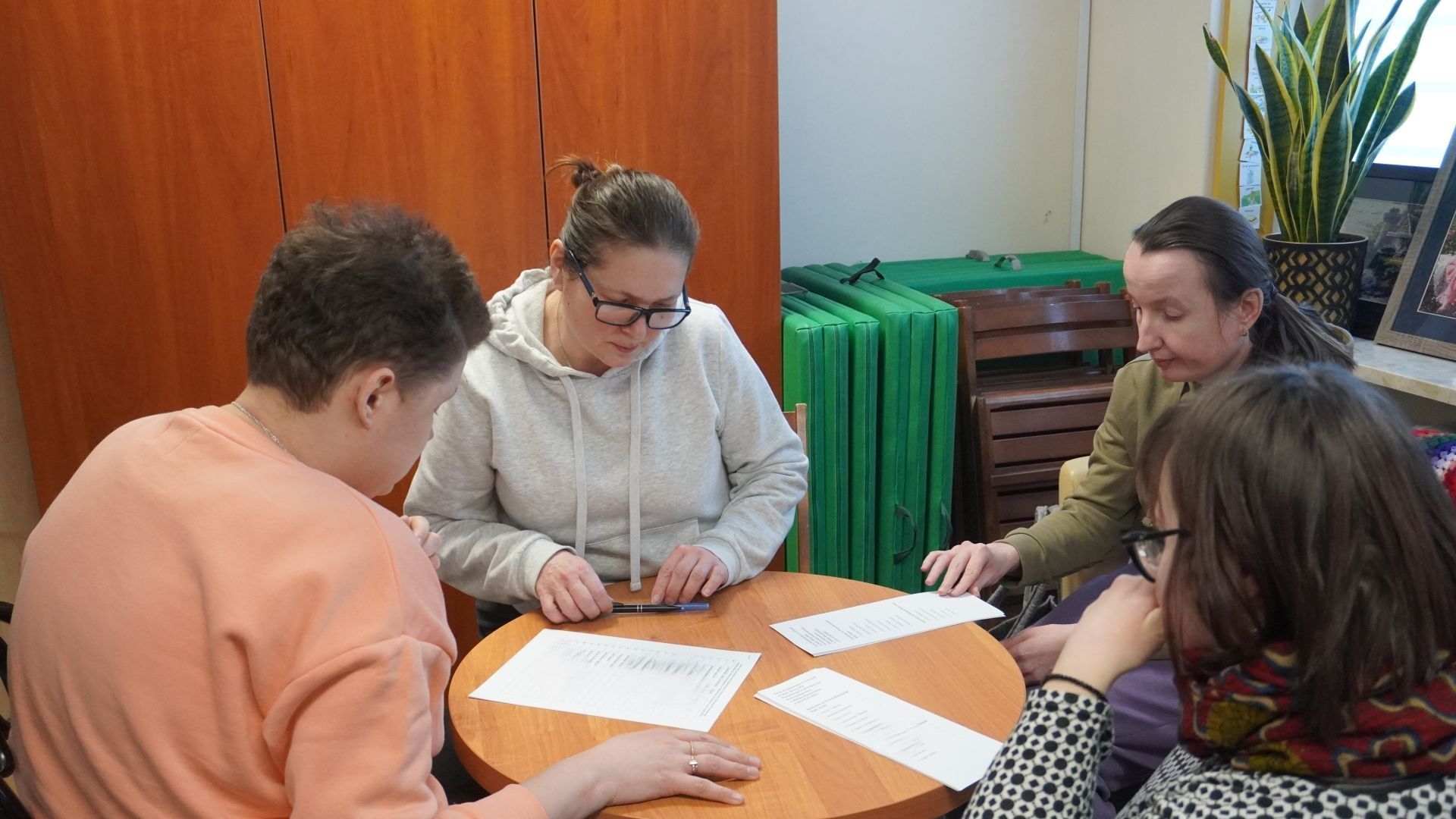 Uczestniczka Aneta podpisuje listę podczas wyborów do Rady Domu 2026.