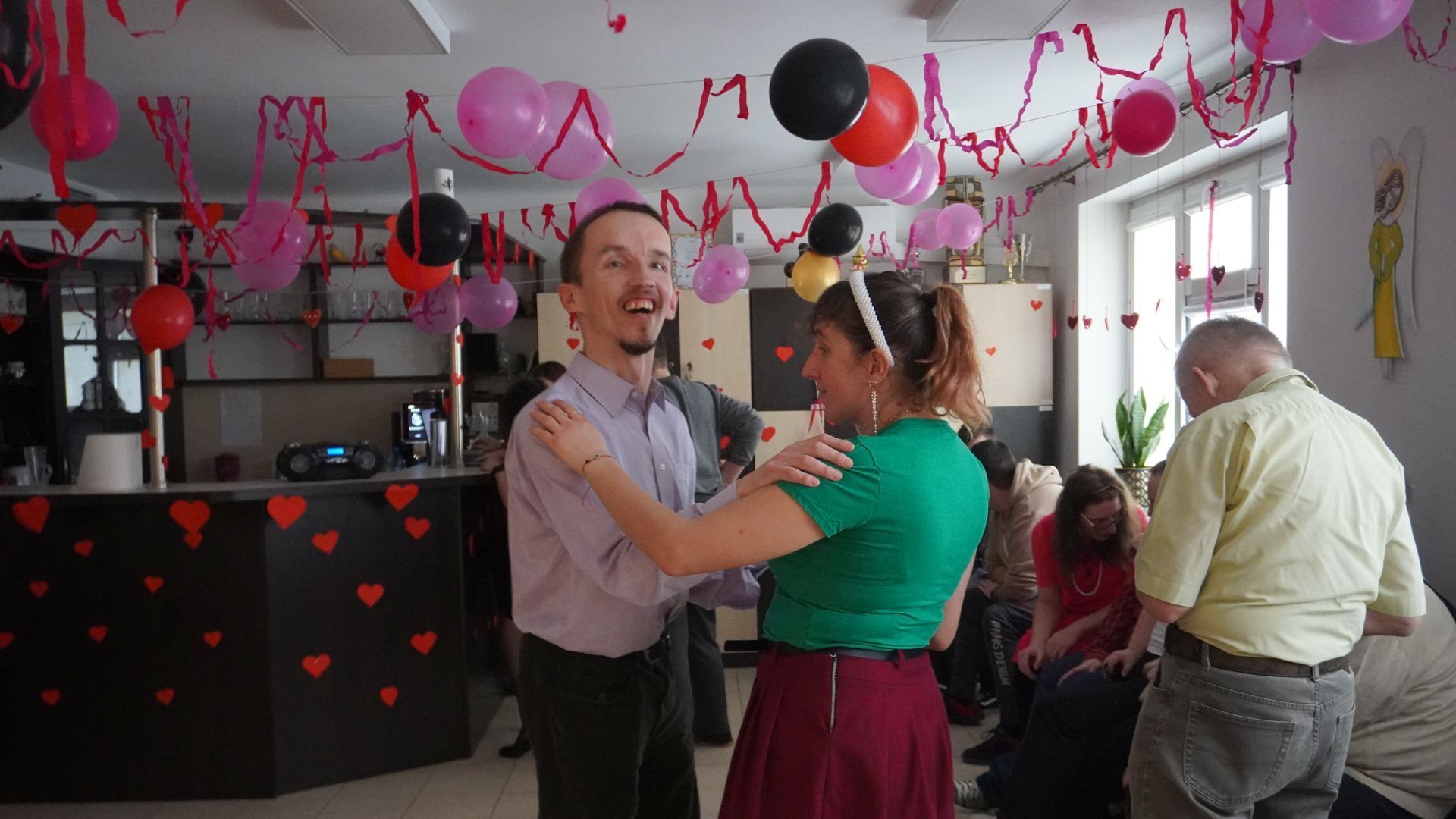 Uczestnicy Agnieszka W. i Rafał tańczą razem podczas dyskoteki walentynkowej.