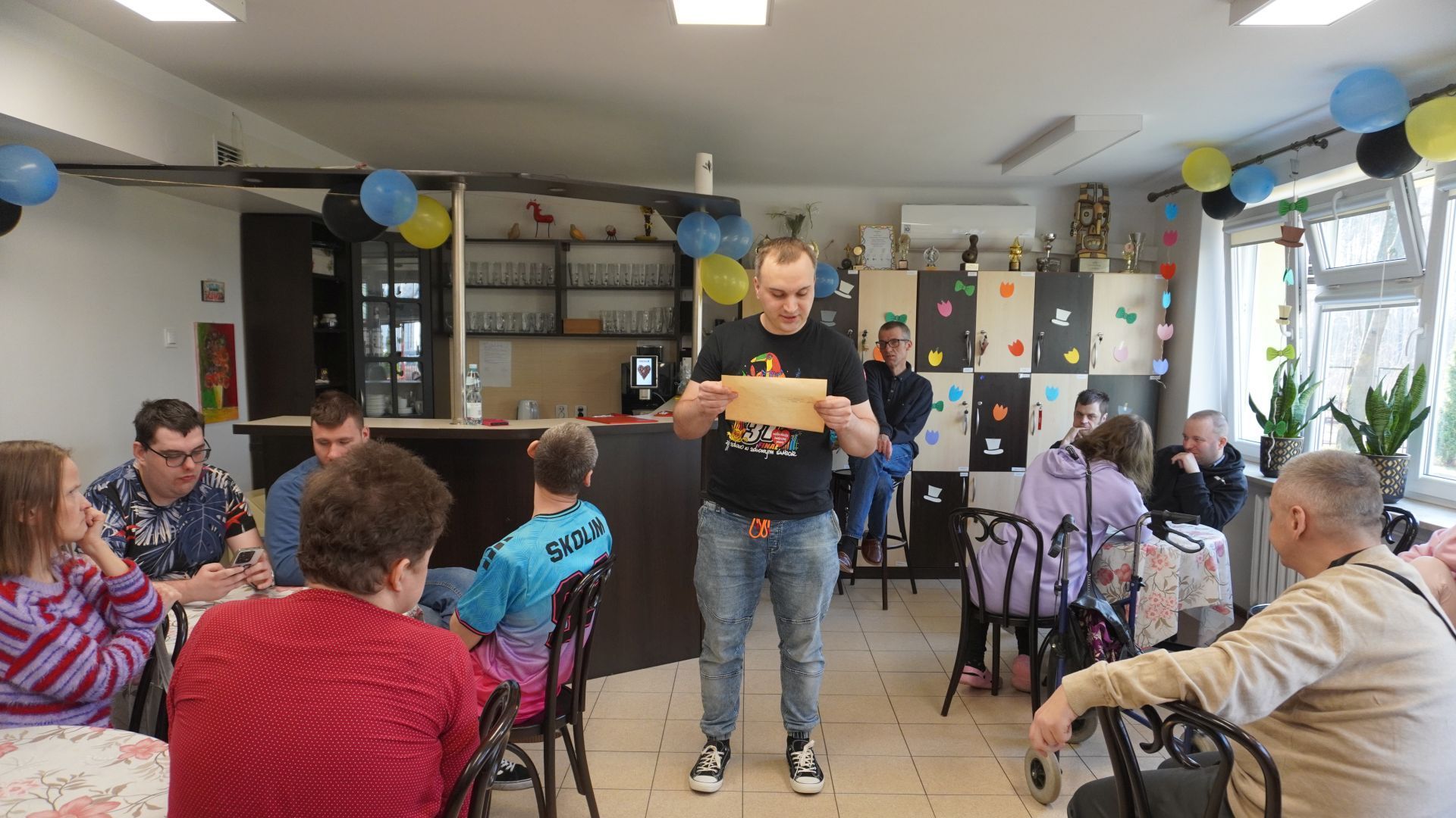 Uczestnik Konrad składa życzenia z okazji Dnia Kobiet.