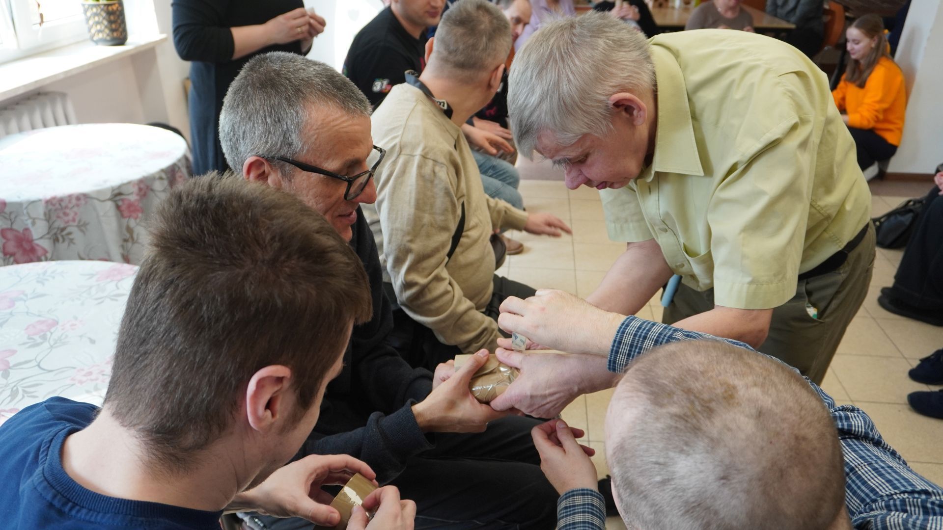 Uczestnicy sklejają wieżę z rolek po papierze toaletowym podczas zajęć integracyjnych z okazji Dnia Kobiet i Mężczyzn.