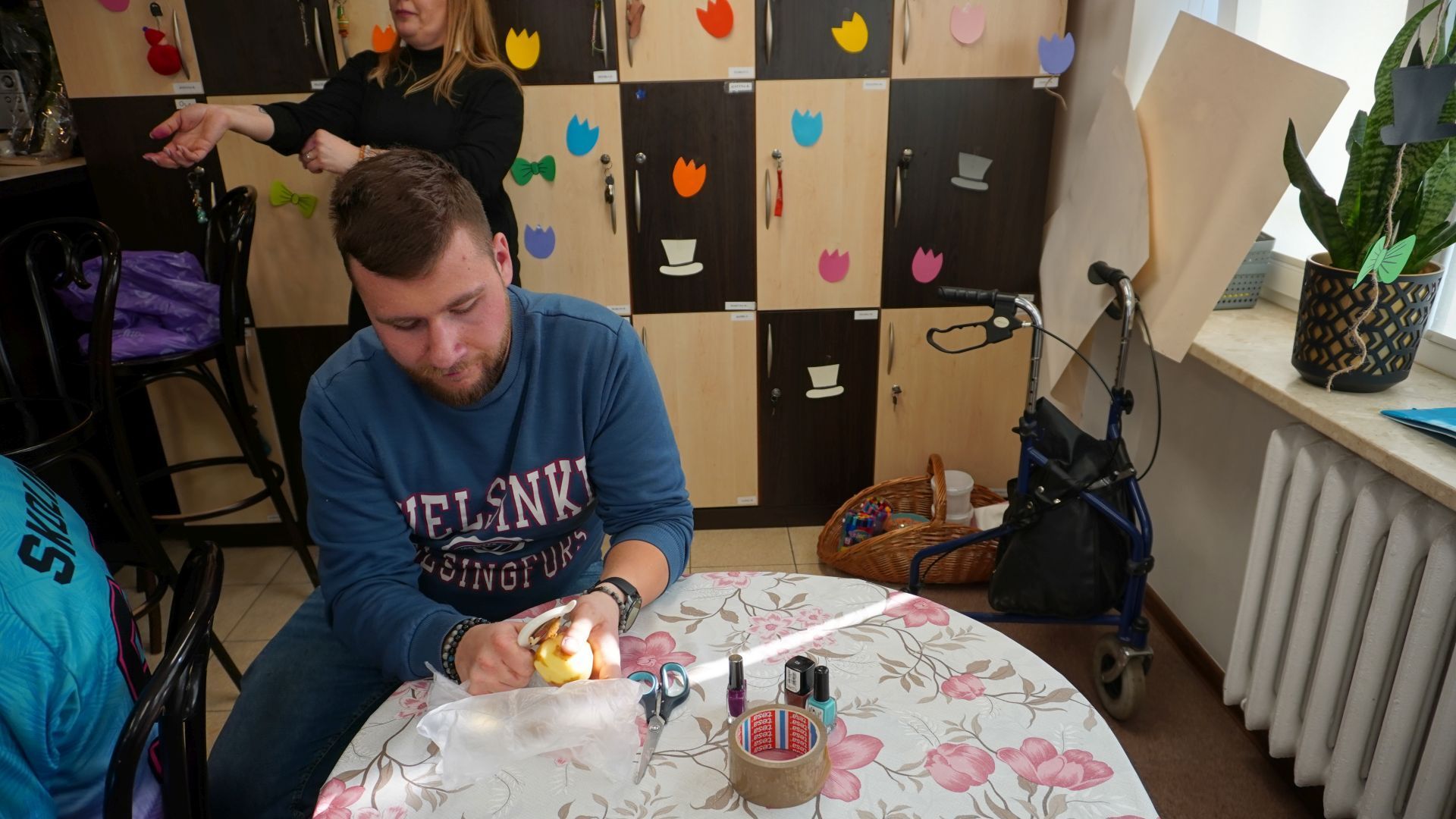 Uczestnik Bartłomiej obiera ziemniaka podczas zajęć integracyjnych z okazji Dnia Kobiet i Mężczyzn. 