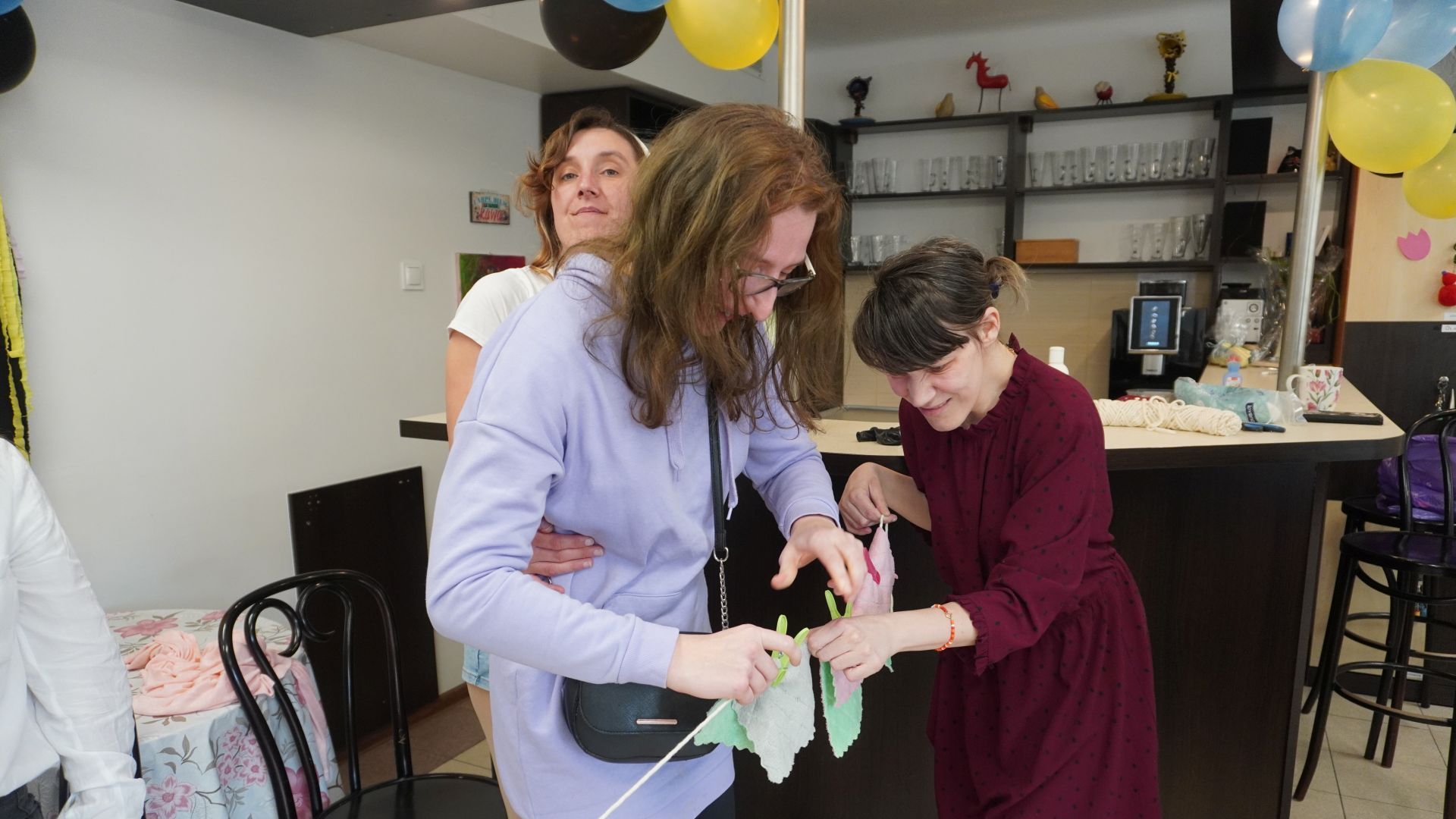 Uczestniczki Zuzanna i Małgorzata rozwieszają pranie podczas zajęć integracyjnych z okazji Dnia Kobiet i Mężczyzn. 