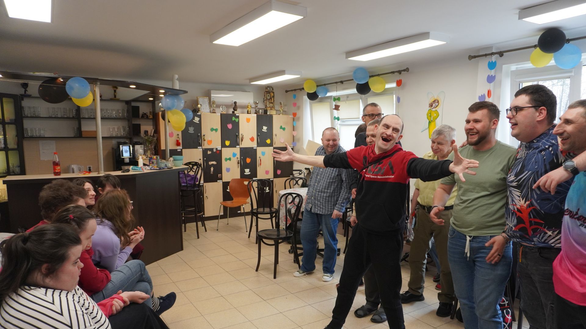 Panowie z PŚDS śpiewają koleżanką piosenkę z okazji dnia Kobiet i Mężczyzn.