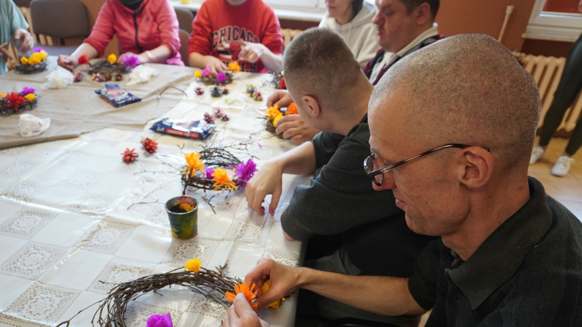Uczestnicy robią wianki podczas wielkanocnych warsztatów artystycznych.