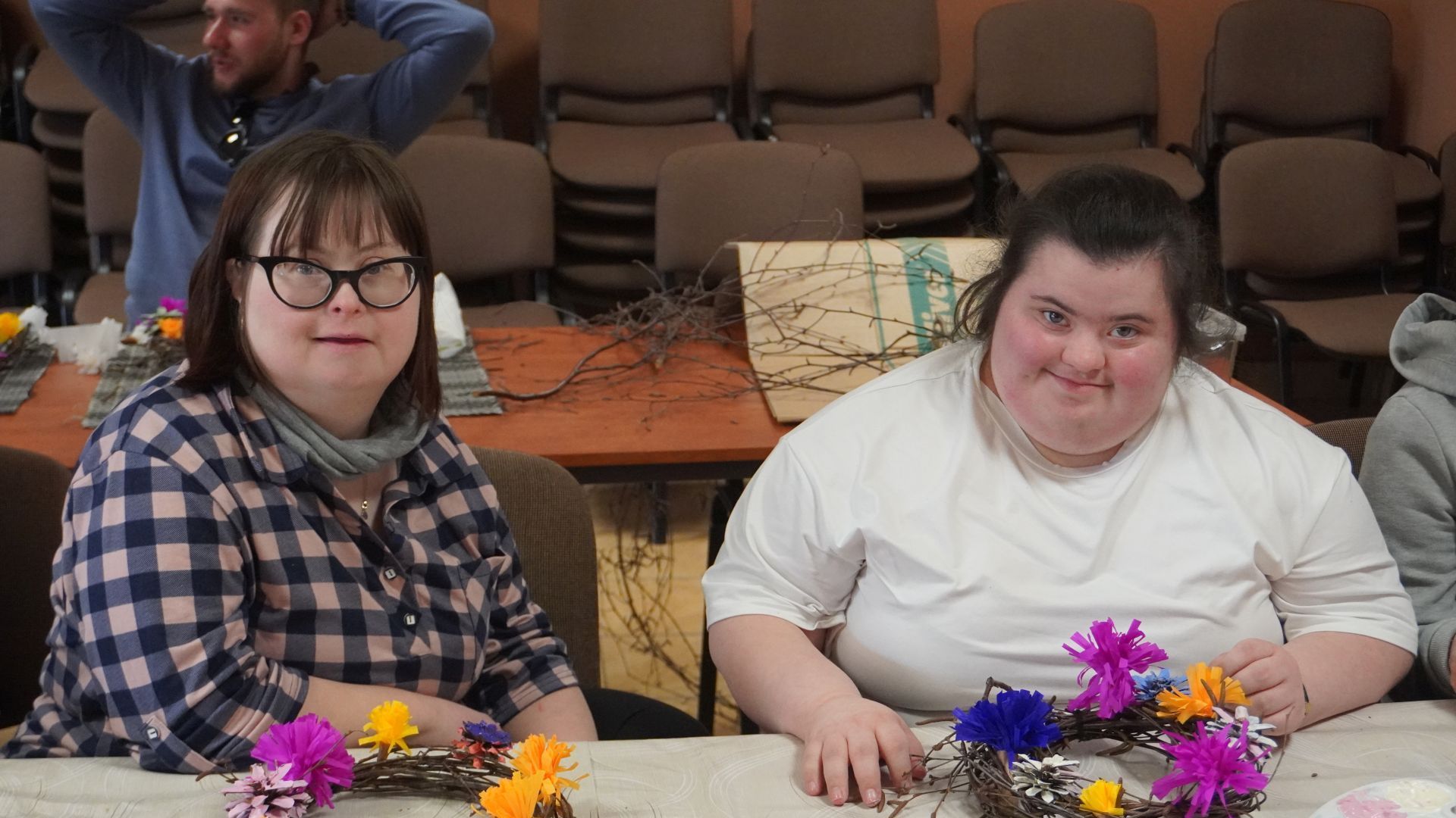 Uczestniczki Ania i Ola podczas wielkanocnych warsztatów artystycznych z wykonanymi przez nie wiankami.