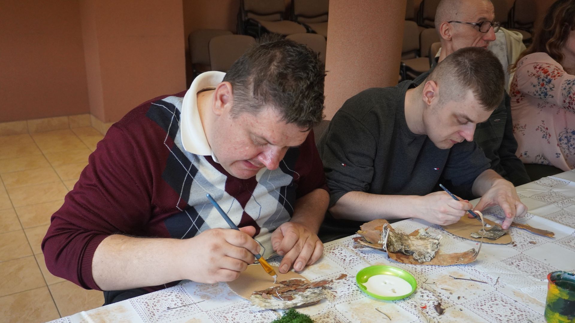 Uczestnicy, Damian T. i Łukasz robią pisanki z tektury podczas wielkanocnych warsztatów artystycznych.