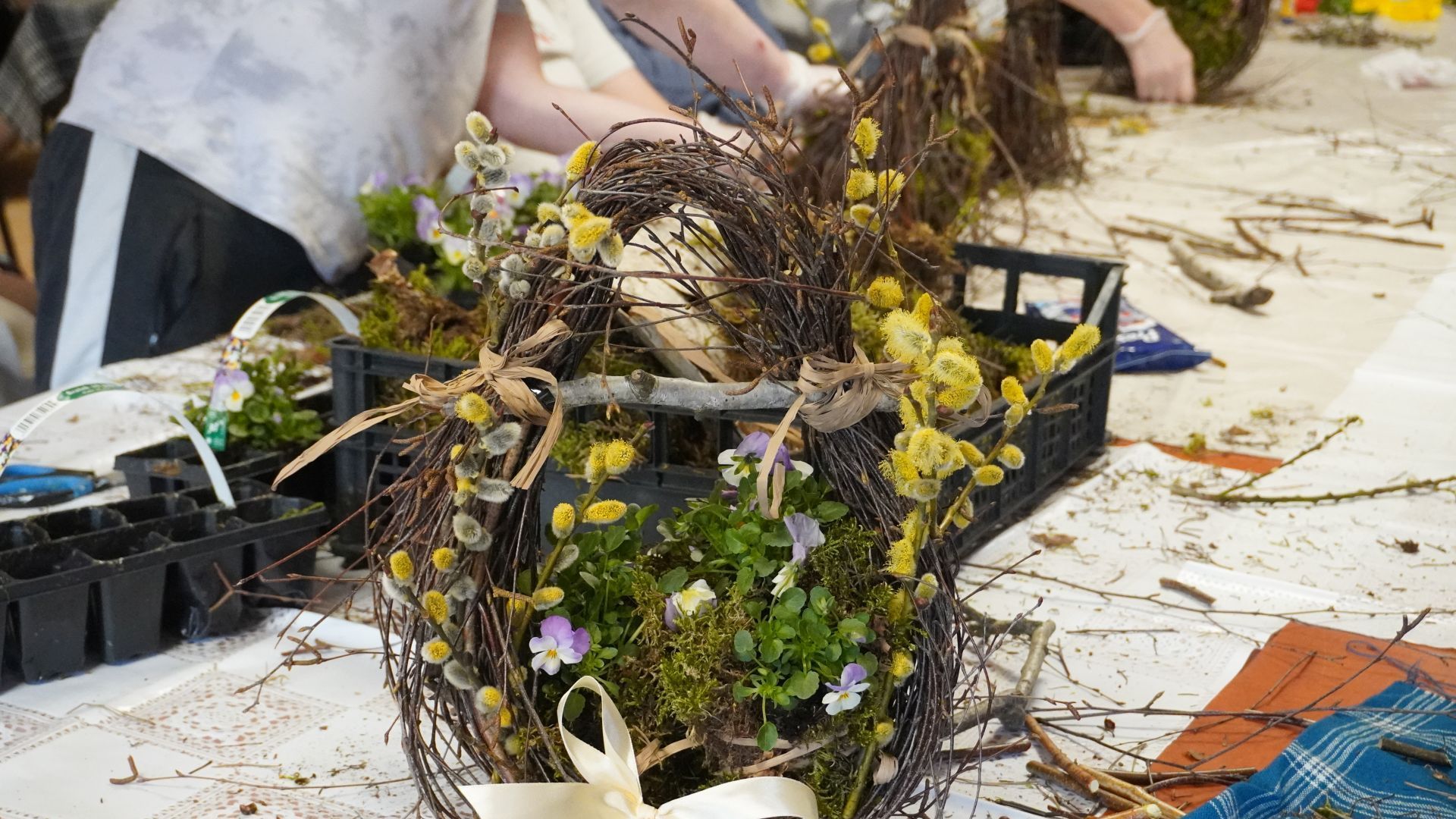 Wiosenny koszyk wykonany z naturalnych materiałów podczas wielkanocnych warsztatów artystycznych.