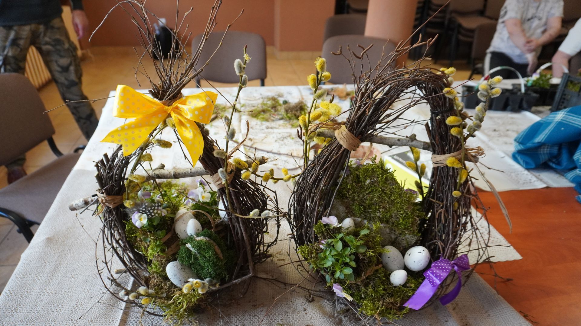 Wiosenne koszyki wykonany z naturalnych materiałów podczas wielkanocnych warsztatów artystycznych.