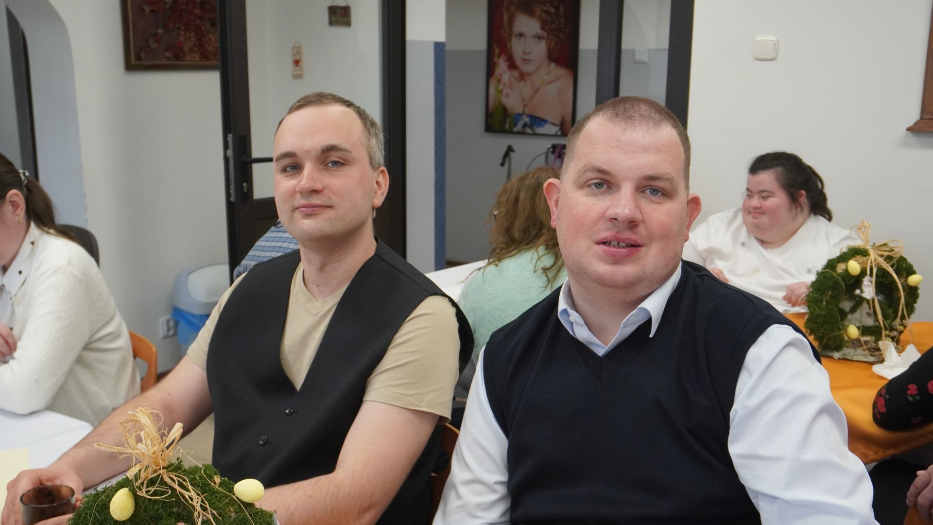 Uczestnicy, Konrad i Michał G. siedzą przy stole podczas spotkania wielkanocnego.