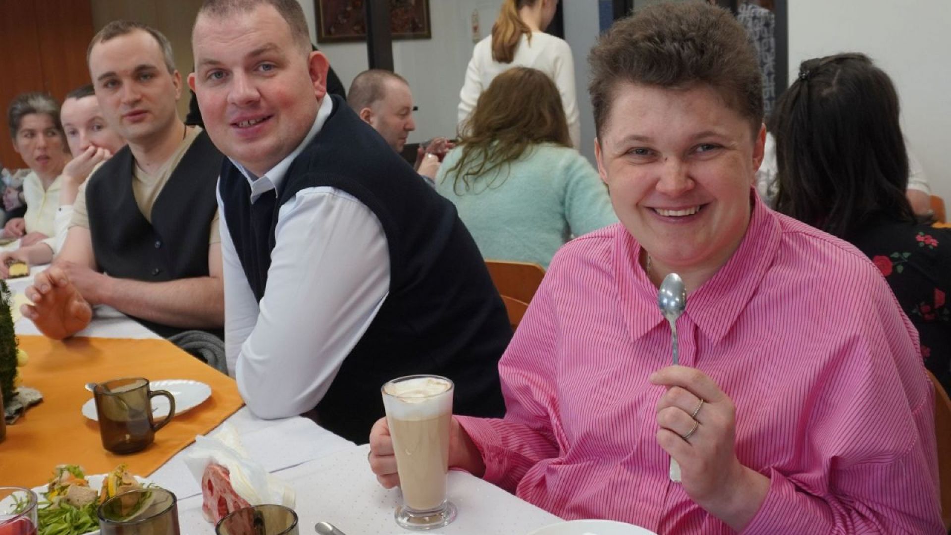 Uczestnicy podczas poczęstunku na spotkaniu wielkanocnym. 