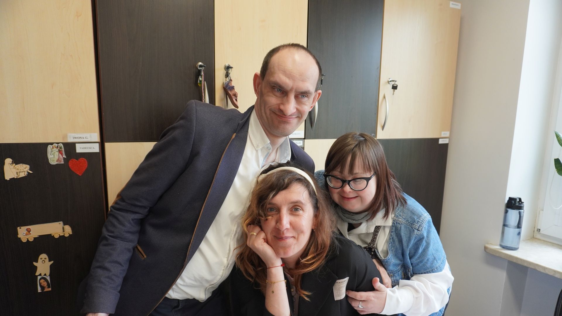 Uczestnicy, Paweł W., Agnieszka W. i Ania M. pozują do wspólnego zdjęcia na spotkaniu wielkanocnym. 