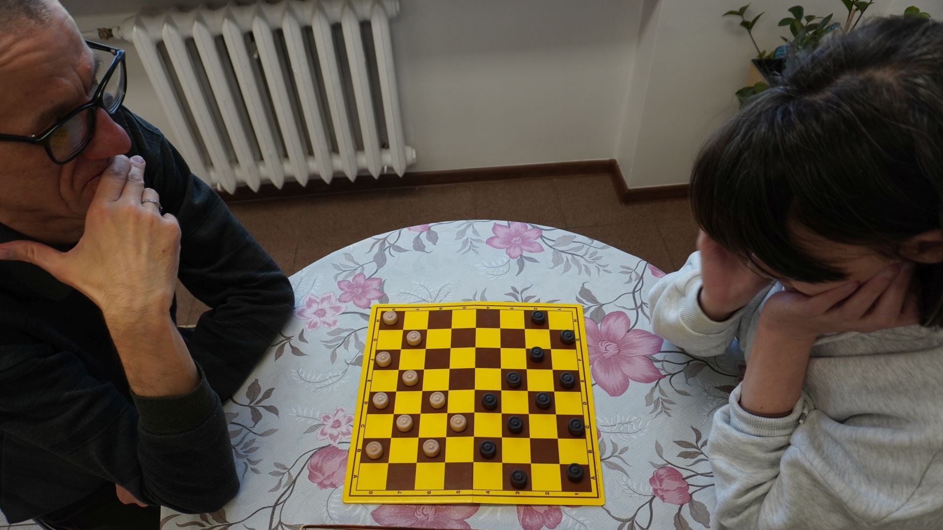 Uczestnicy Grzegorz i Małgorzata grają w warcaby podczas Turnieju Warcabowego 2026. 