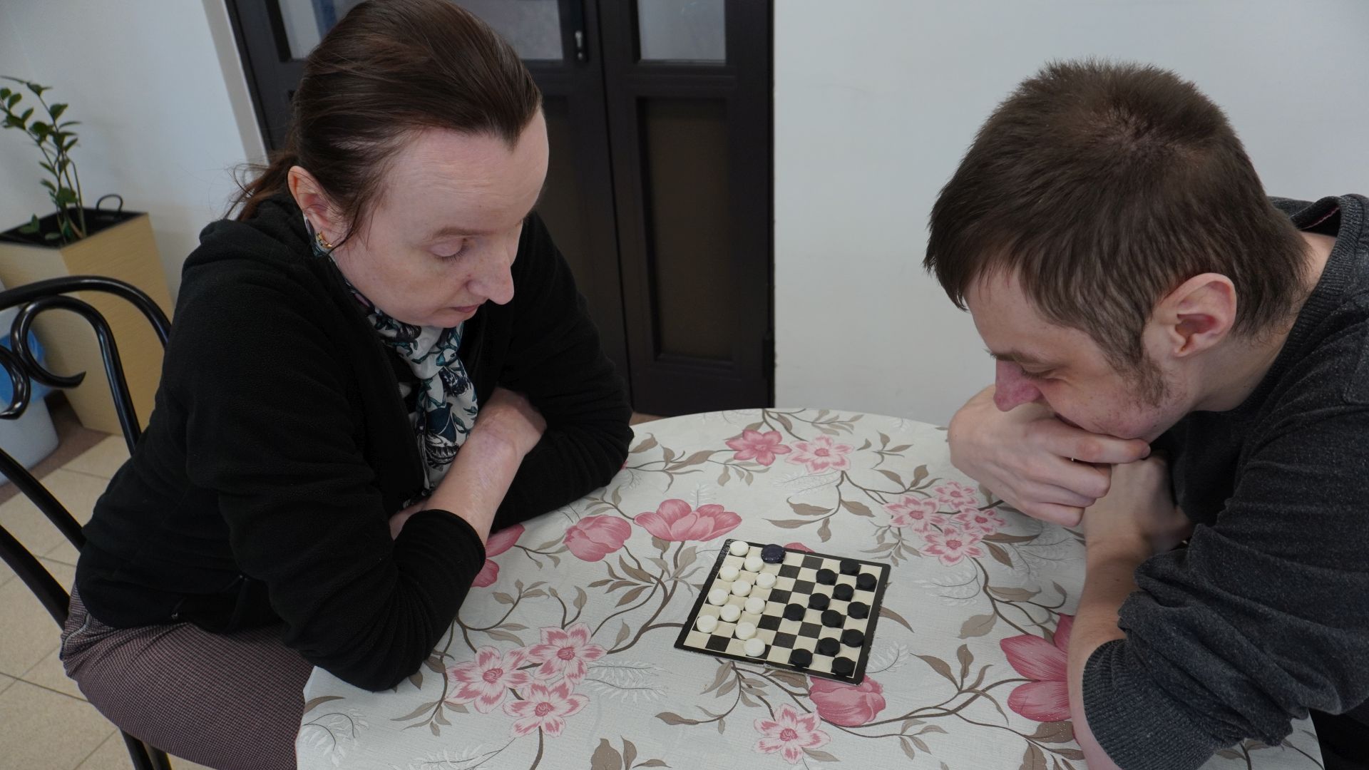 Uczestnicy Anna Cz. i Łukasz grają w warcaby podczas Turnieju Warcabowego 2026. 